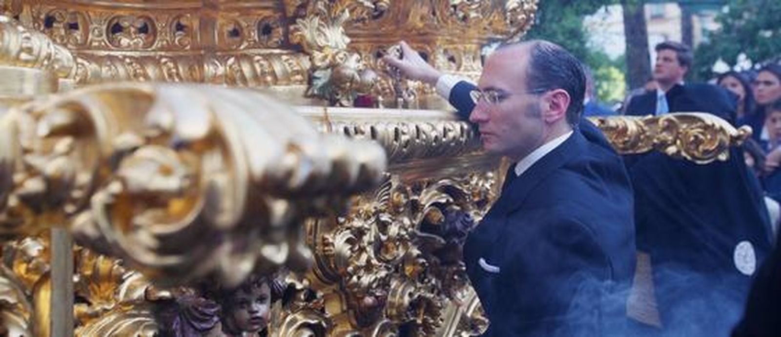 Quino Bernal, capataz del paso de Las Angustias, llama a sus hombres.

Foto: Vanesa Lobo