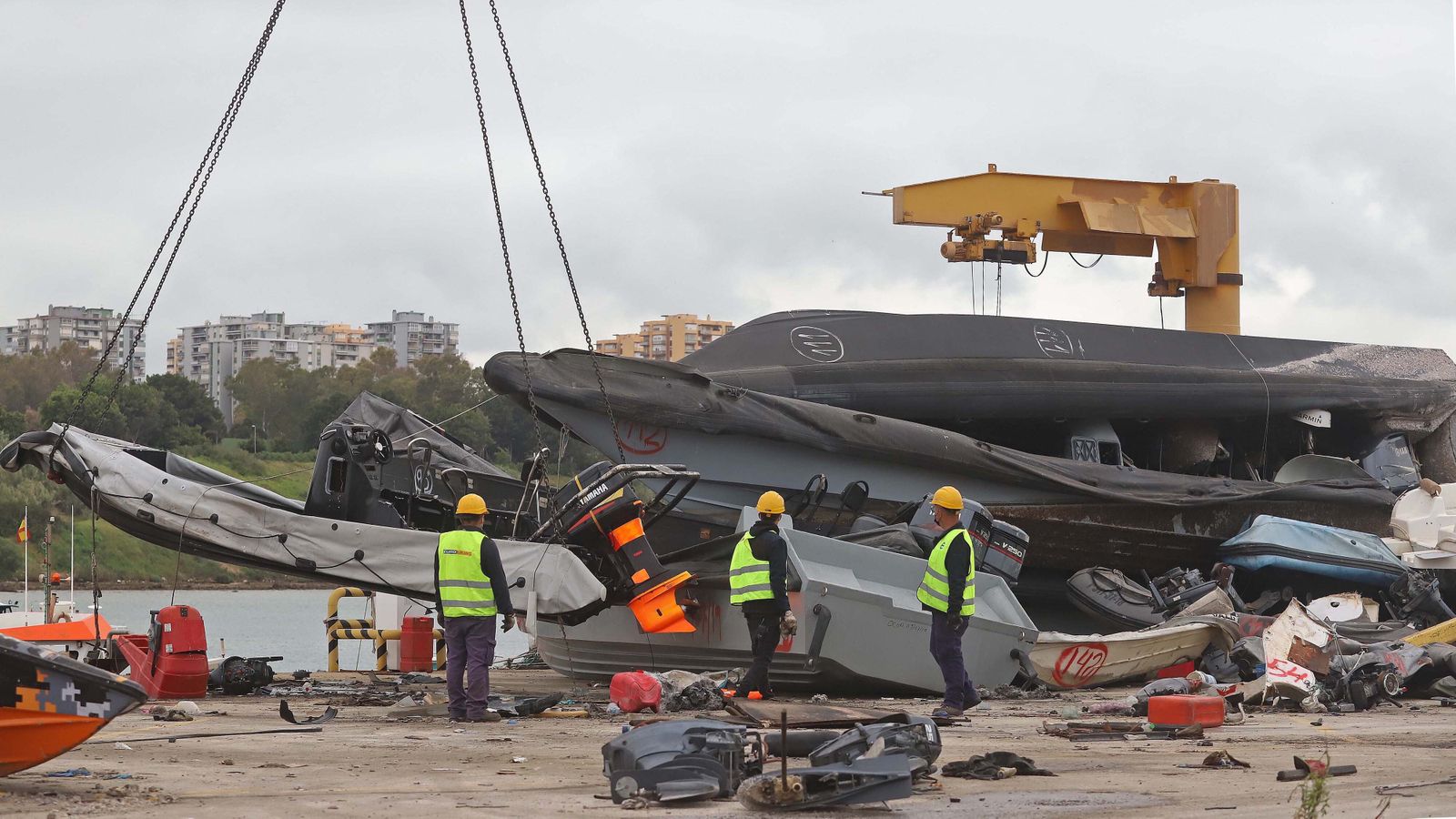 Fotos de la retirada de las narcoembarcaciones del puerto de Algeciras