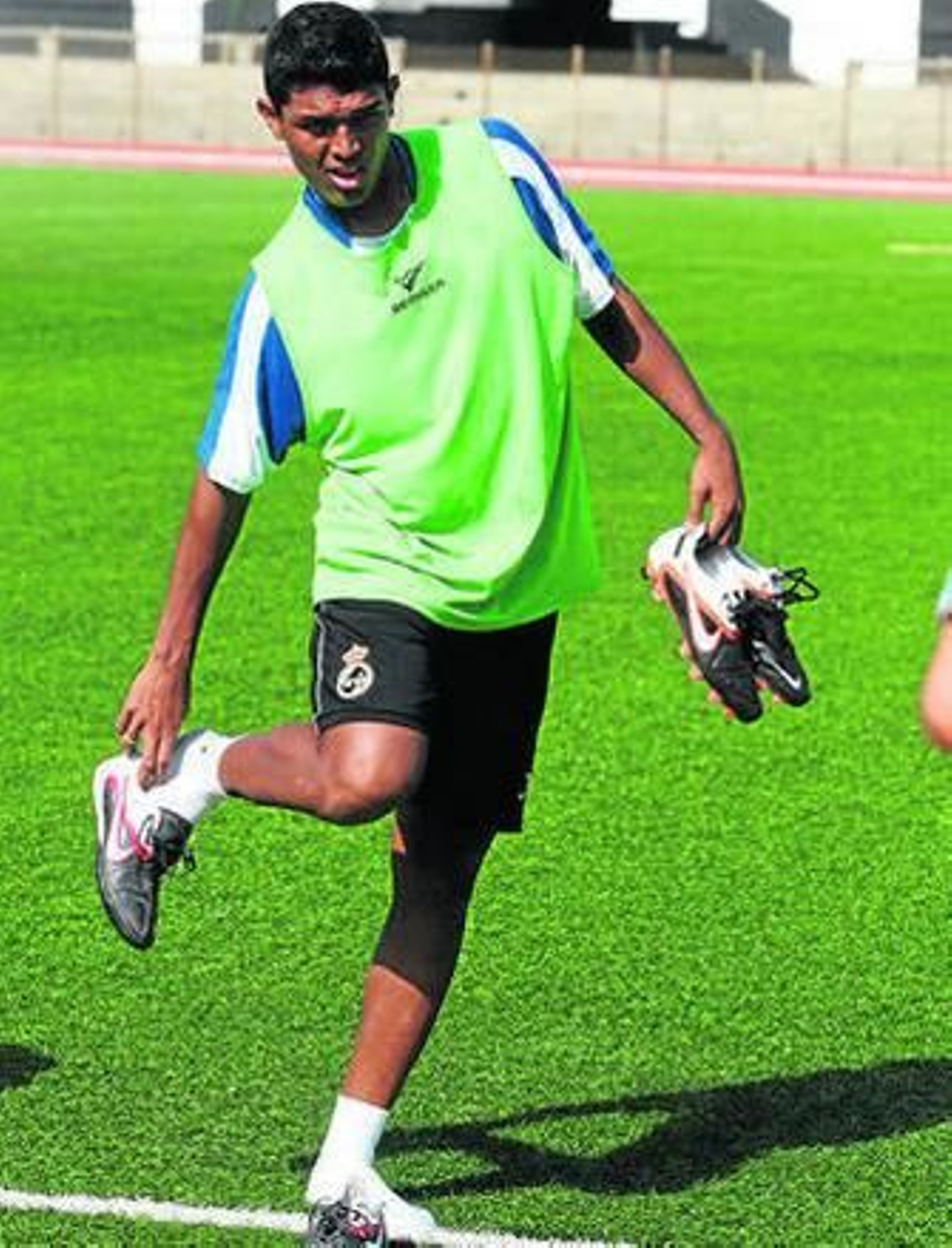 Fajardo se descalza después de un entrenamiento.