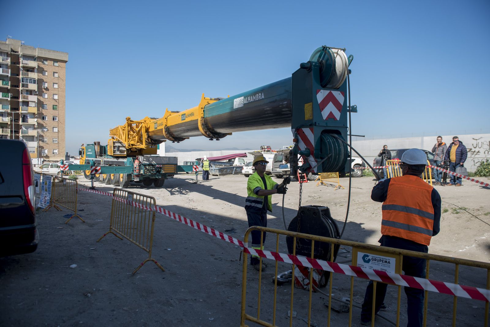 Las imágenes de la instalación del nuevo transformador de la zona Norte de Granada