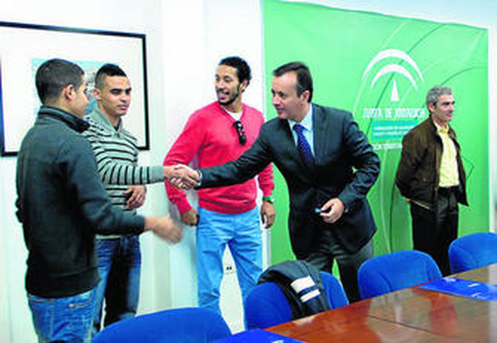 El delegado de Salud de la Junta en Granada, Higinio Almagro, saluda a algunos chavales del centro de Motril.