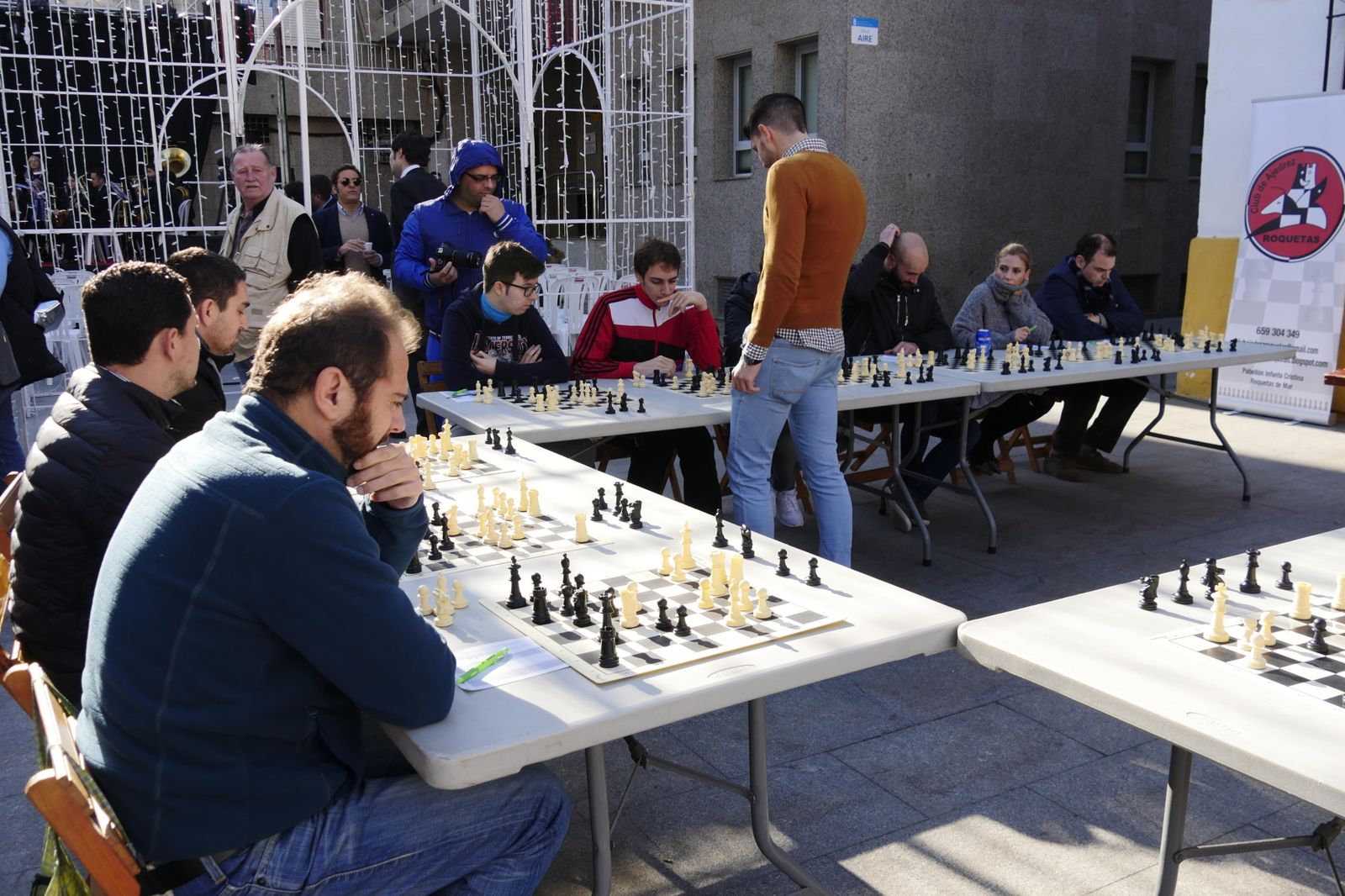 PUno de los oponentes de Marcos Camacho se dispone a mover ficha.