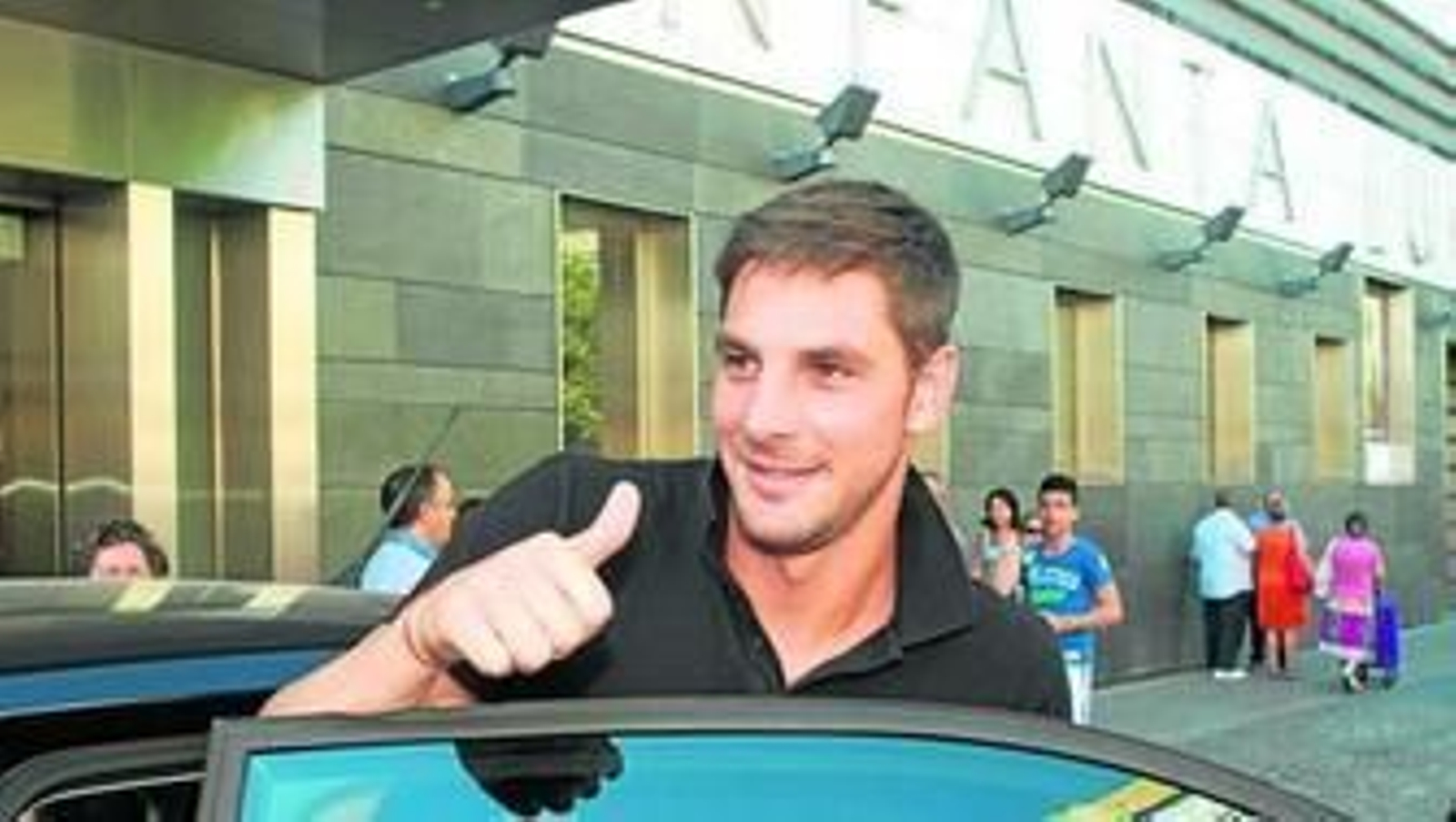 Guillermo Sara da el OK al Betis a su llegada a la clínica Infanta Luisa, en Triana.