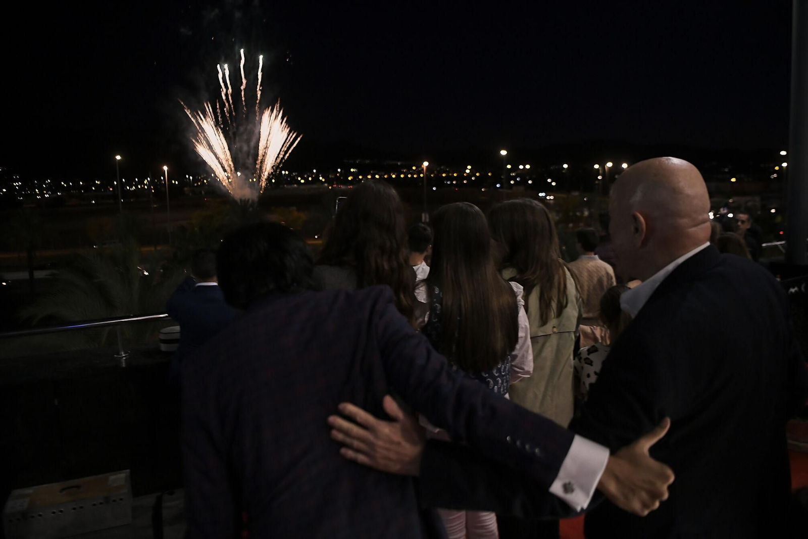 Fotos: así se ha iluminado el árbol de Navidad del Nevada en Granada, el más alto de España