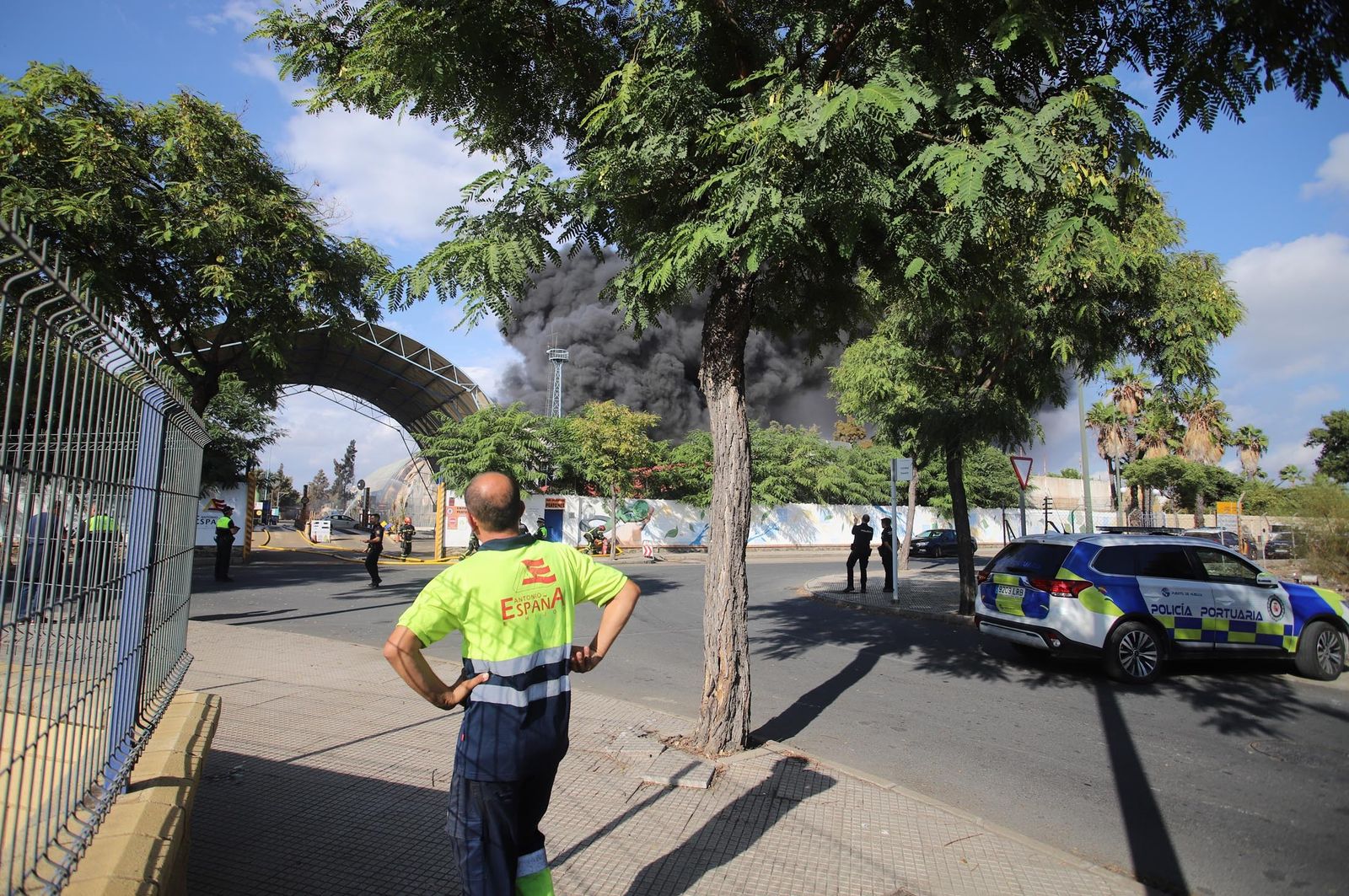 Imágenes del incendio en las instalaciones de Hierros España