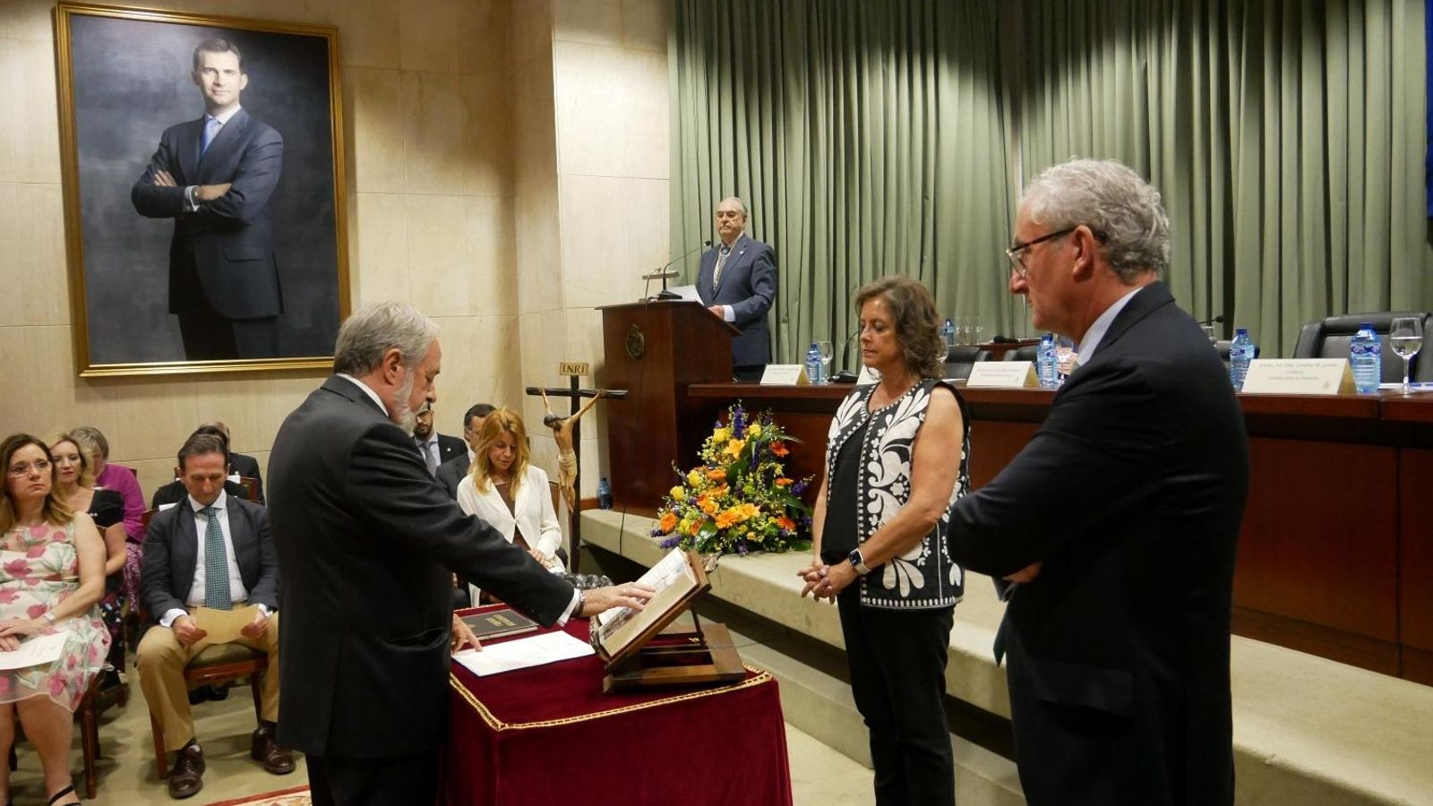 Carmona jura su cargo como presidente del Colegio de Médicos de Sevilla.