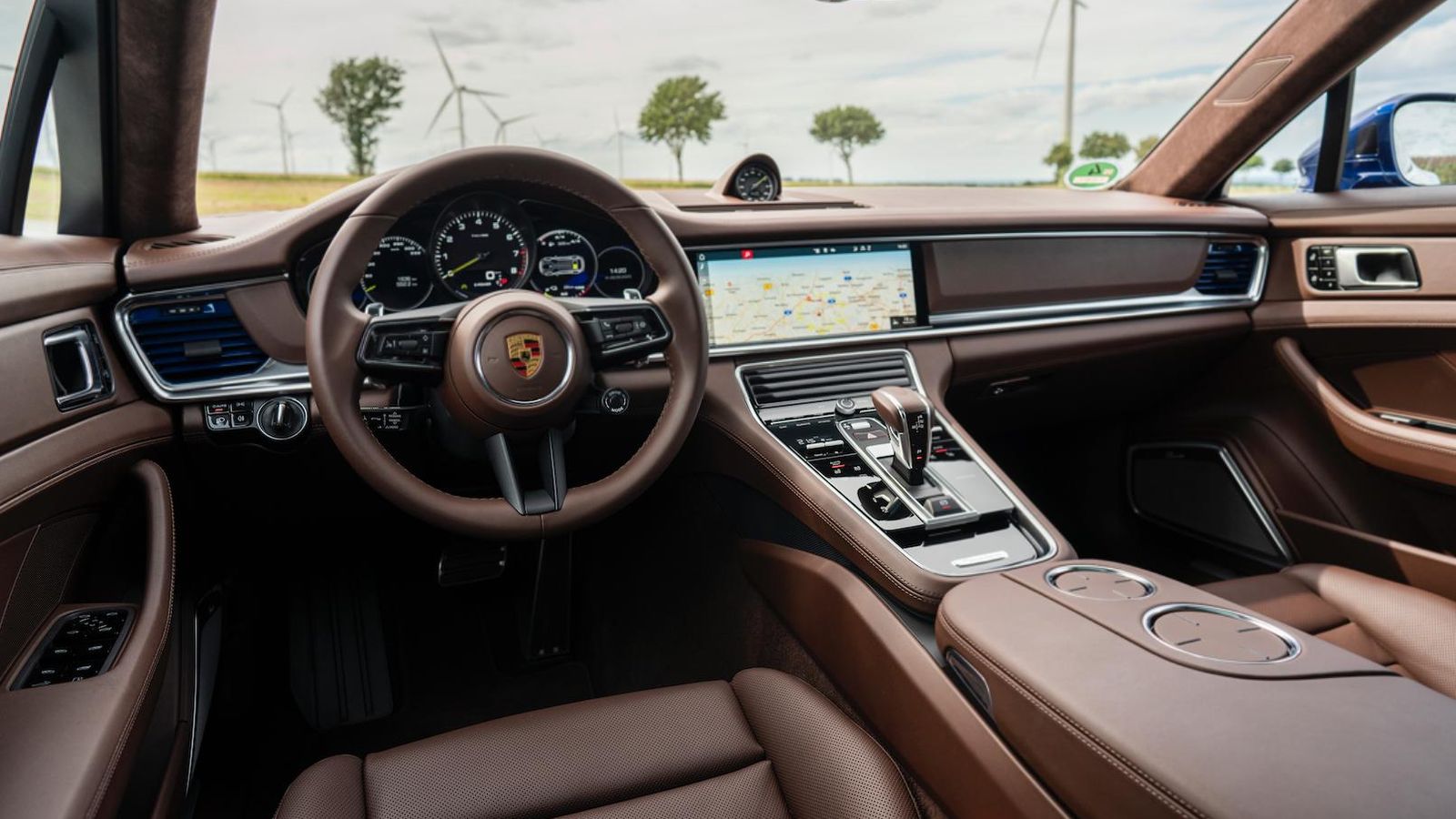 Los cambios en el interior no son de gran enjundia, pero sí abundantes. Al volante es fácil sentirse como lo que es: un Porsche.