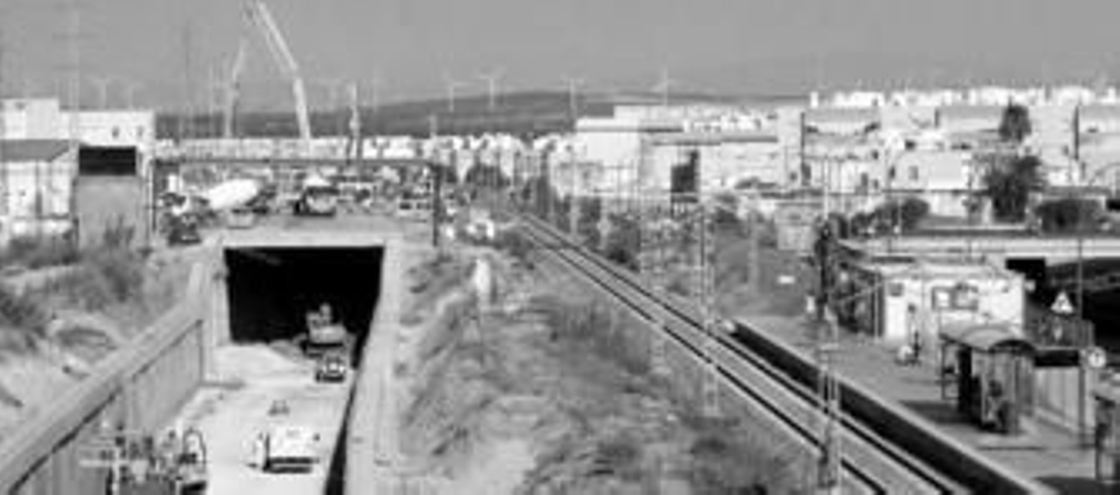 Máquinas trabajando en el túnel subterráneo por el que pasará el tren y, arriba, la plataforma cuya urbanización habrá que realizar más adelante.