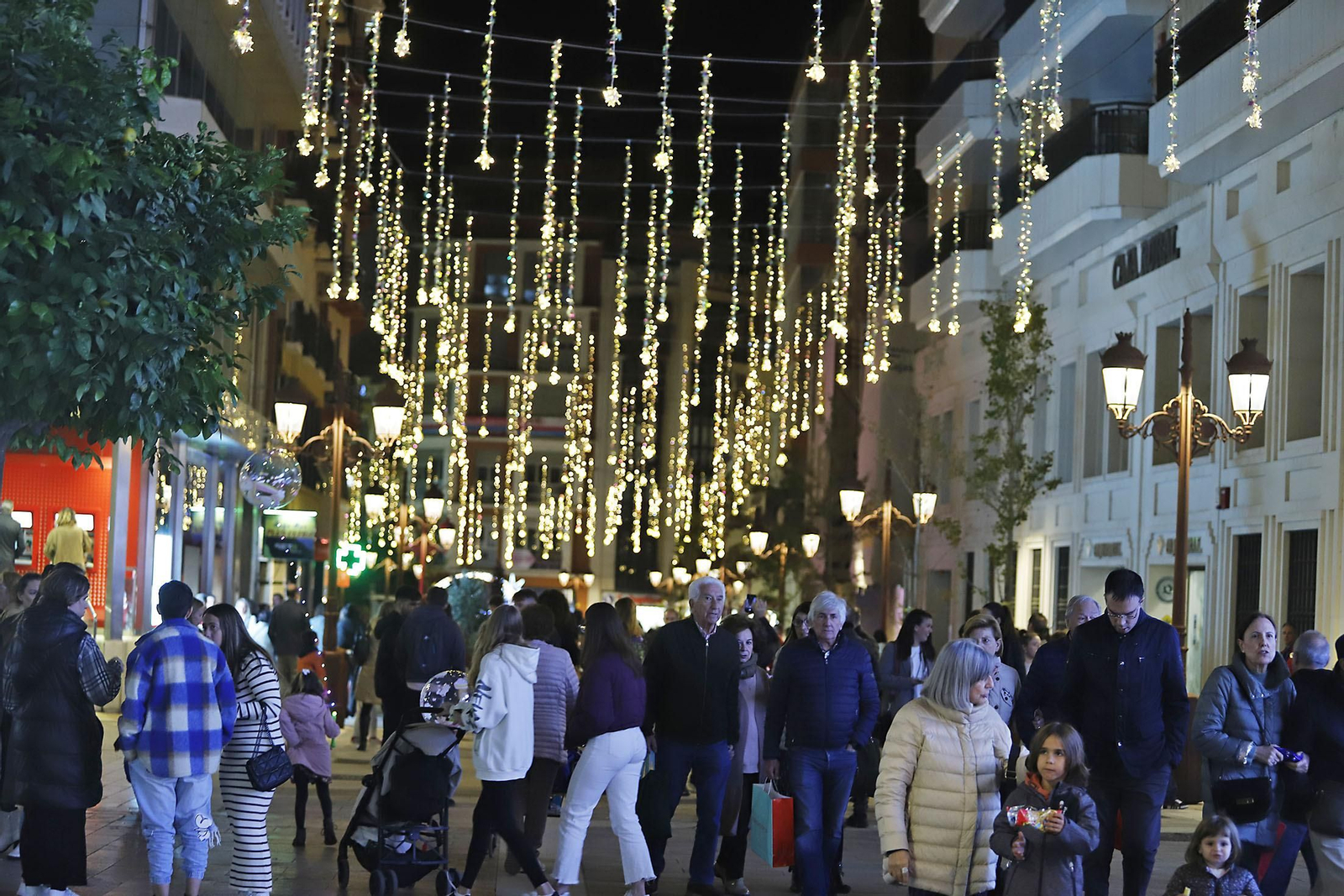 Imágenes del alumbrado navideño en las calles de Huelva