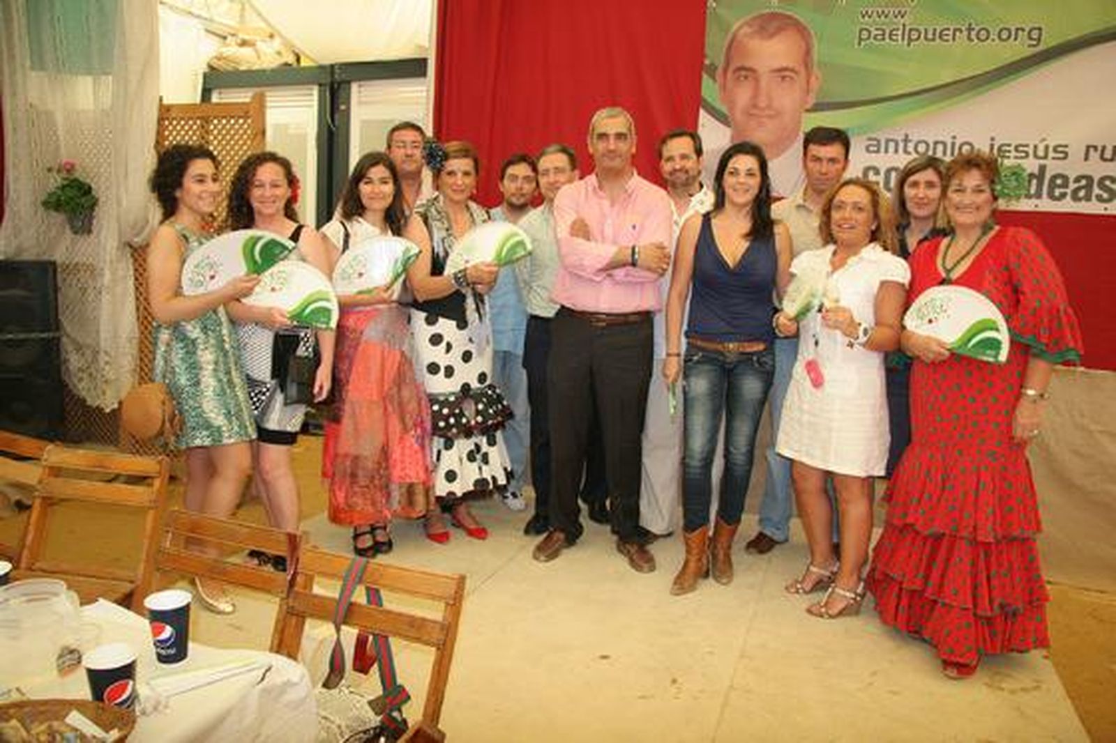 El Partido Popular y el Partido Andalucista invitaron ayer a los medios de comunicación locales a sus respectivas casetas. Fue una convivencia para hablar no sólo de las elecciones locales sino también de otros asuntos relacionados con la ciudad. 

Foto: Andres Mora