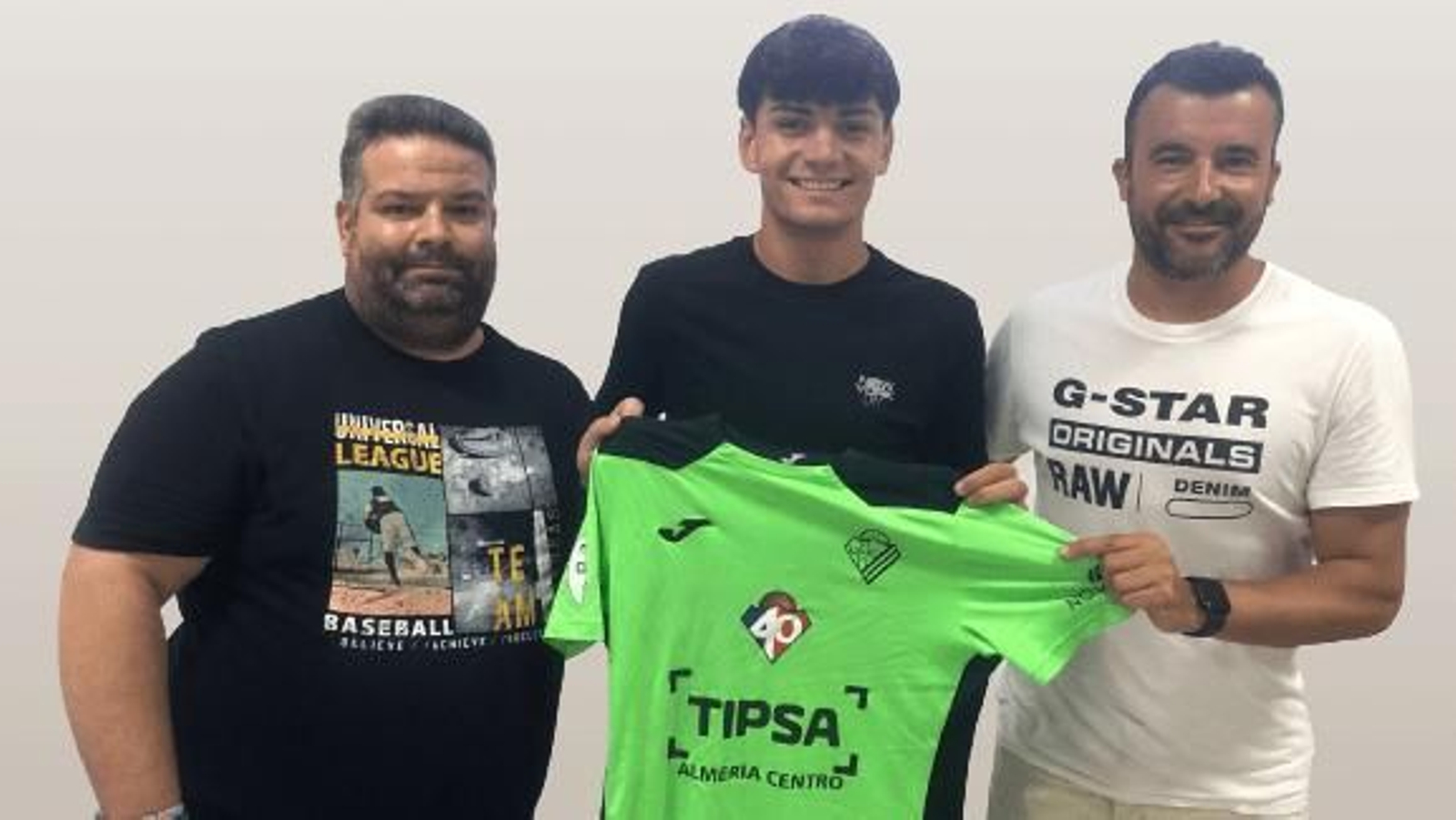 Álvaro Sáiz posa con la camiseta del Poli Almería junto a su técnico Carlos Hinojo.