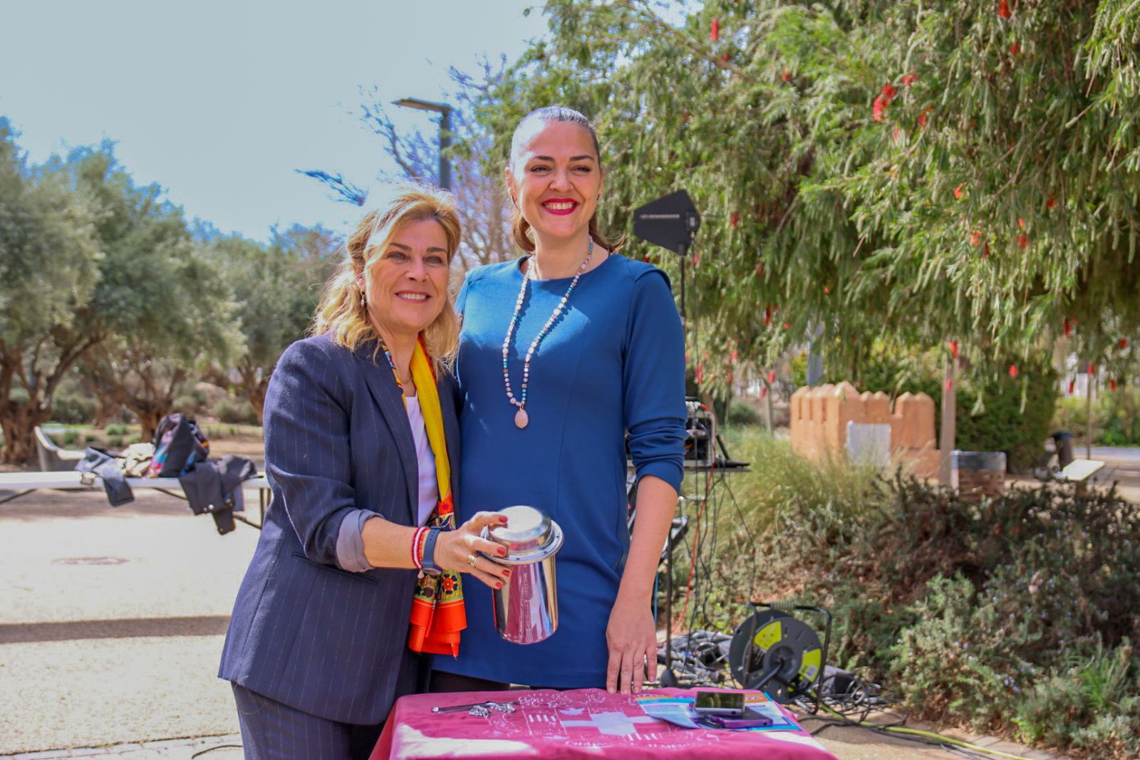 Las imágenes de la plantación de un olivo y el entierro de una cápsula del tiempo