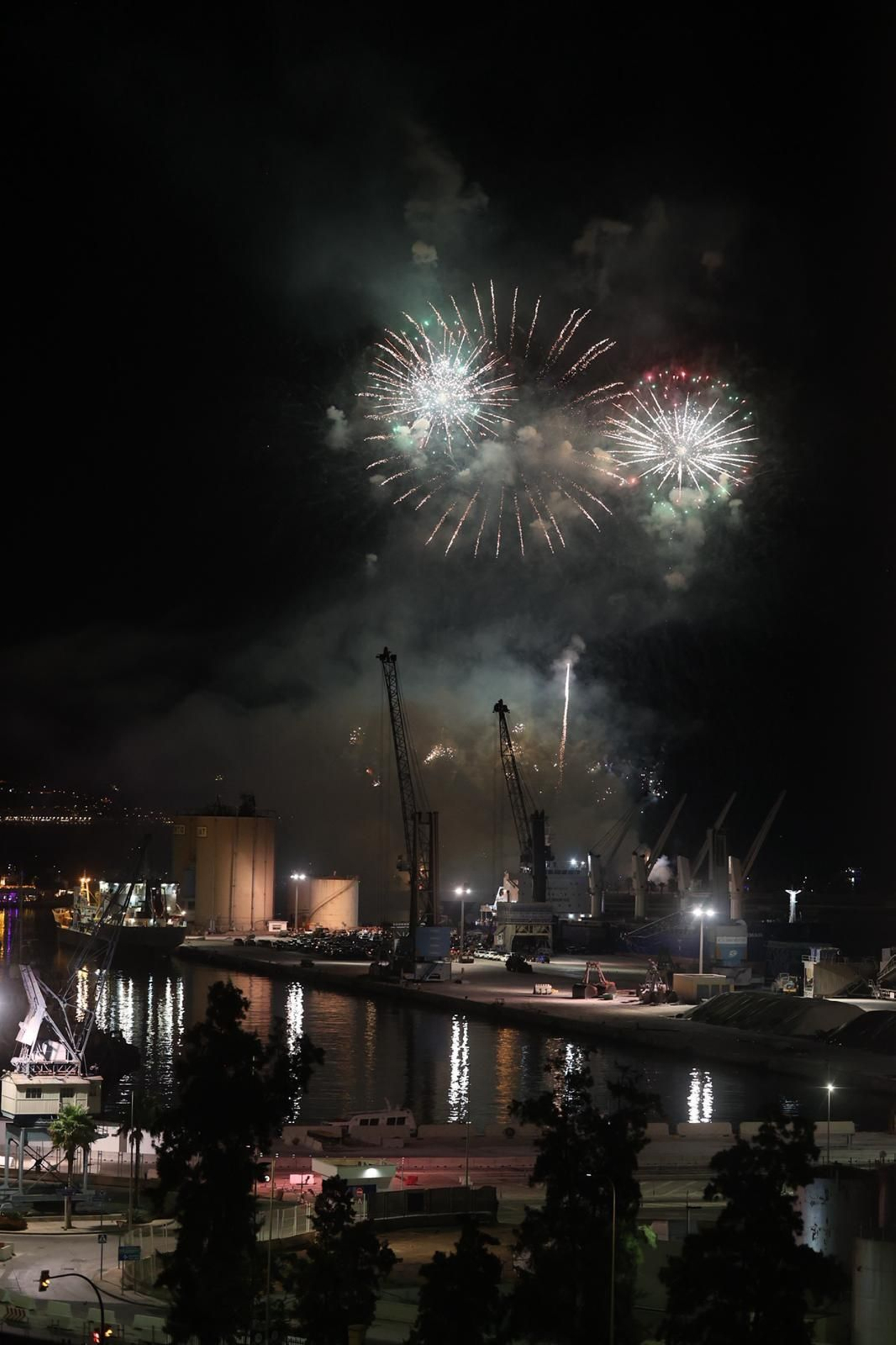El show de drones y fuegos que da la bienvenida a la Feria de Málaga, en imágenes