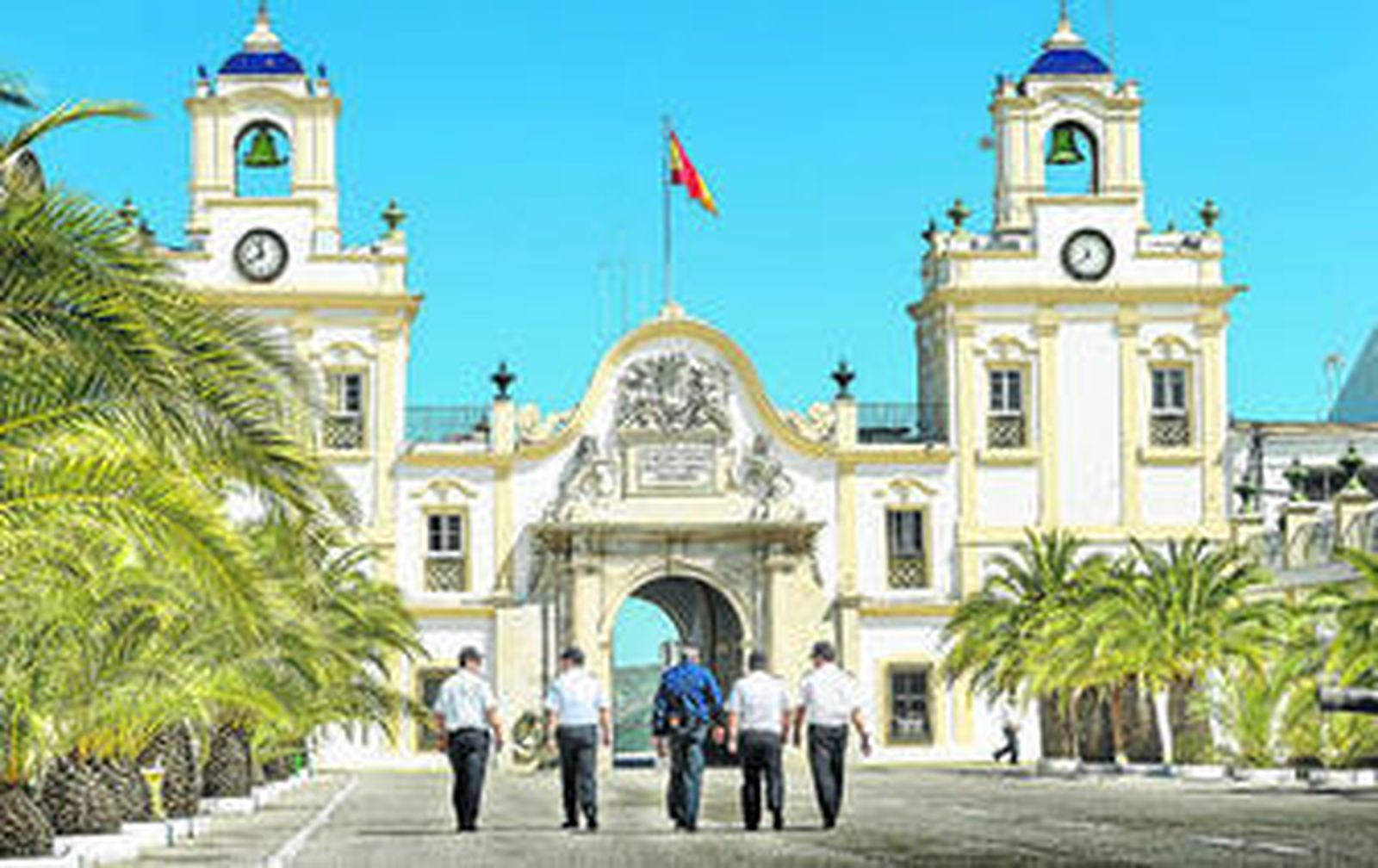 La monumental Puerta del Mar, de finales del siglo XVIII, quizá la construcción más destacada del recinto militar.
