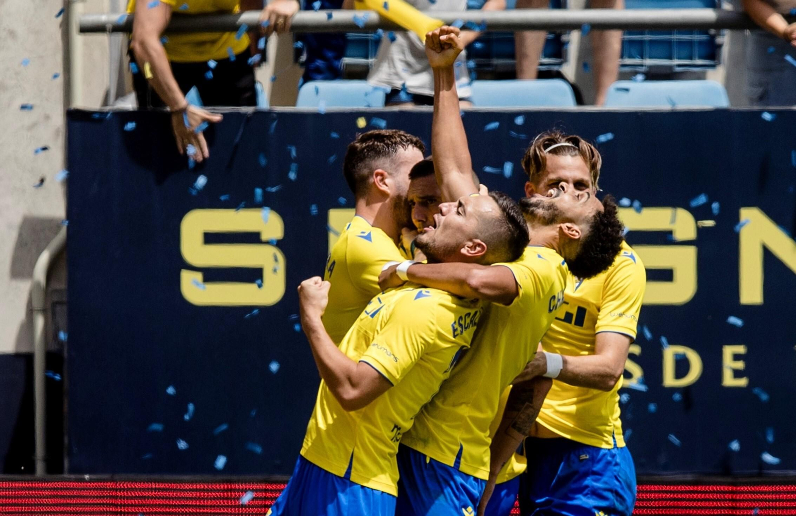 Los jugadores del Cádiz celebran un gol.