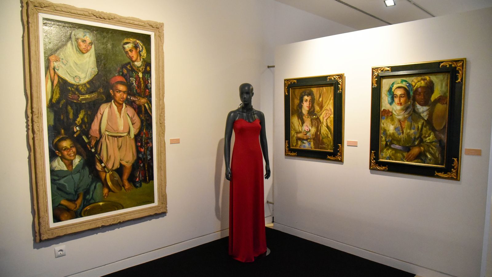 Exposición ' Vísteme: de la Alta Costura al Arte, 90 años de historia de la moda' en el Museo Cruz Herrera