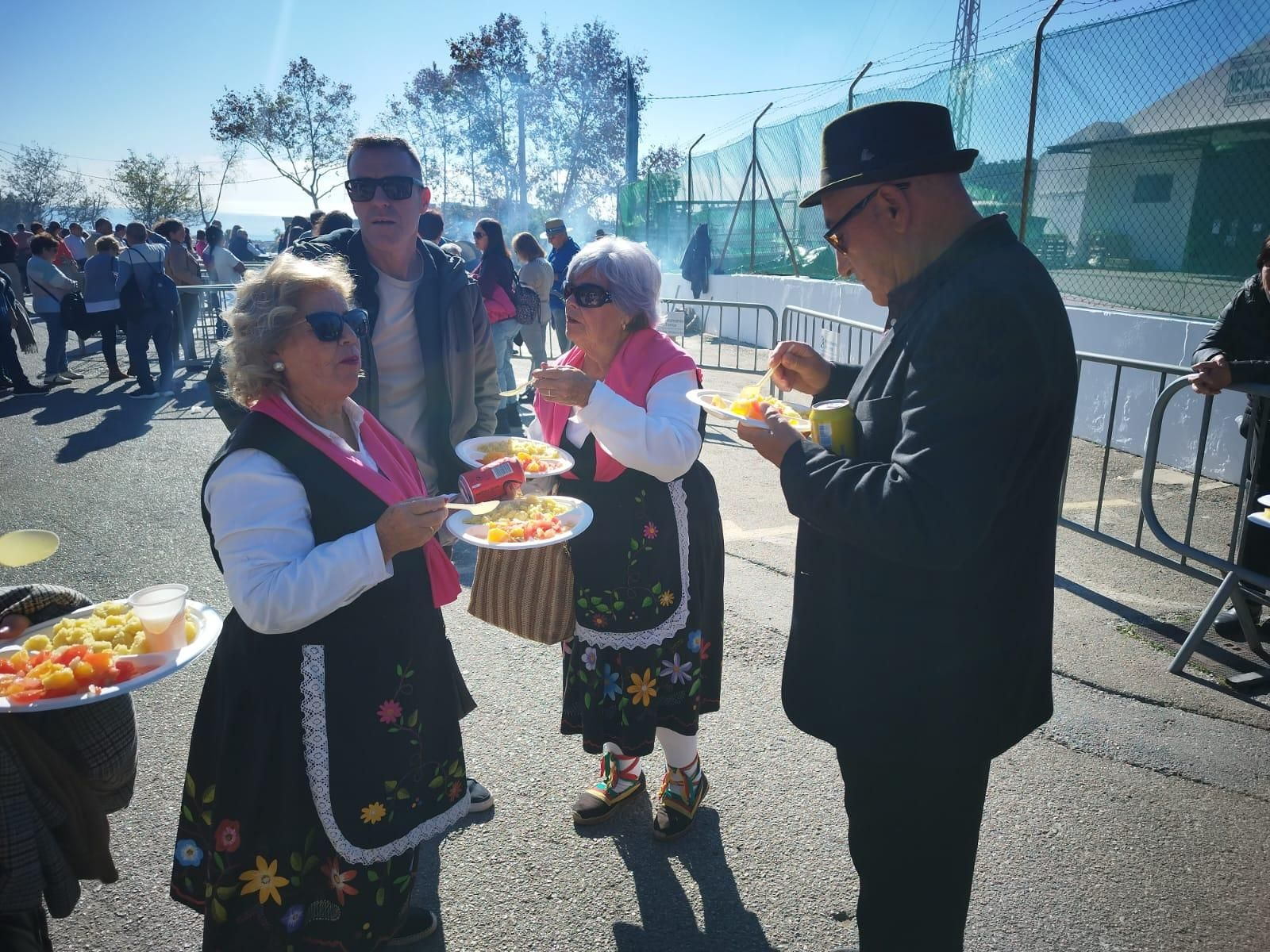 Más de 50.000 personas disfrutan en Torrox de la Fiesta de las Migas en manga corta y en vísperas de Nochebuena