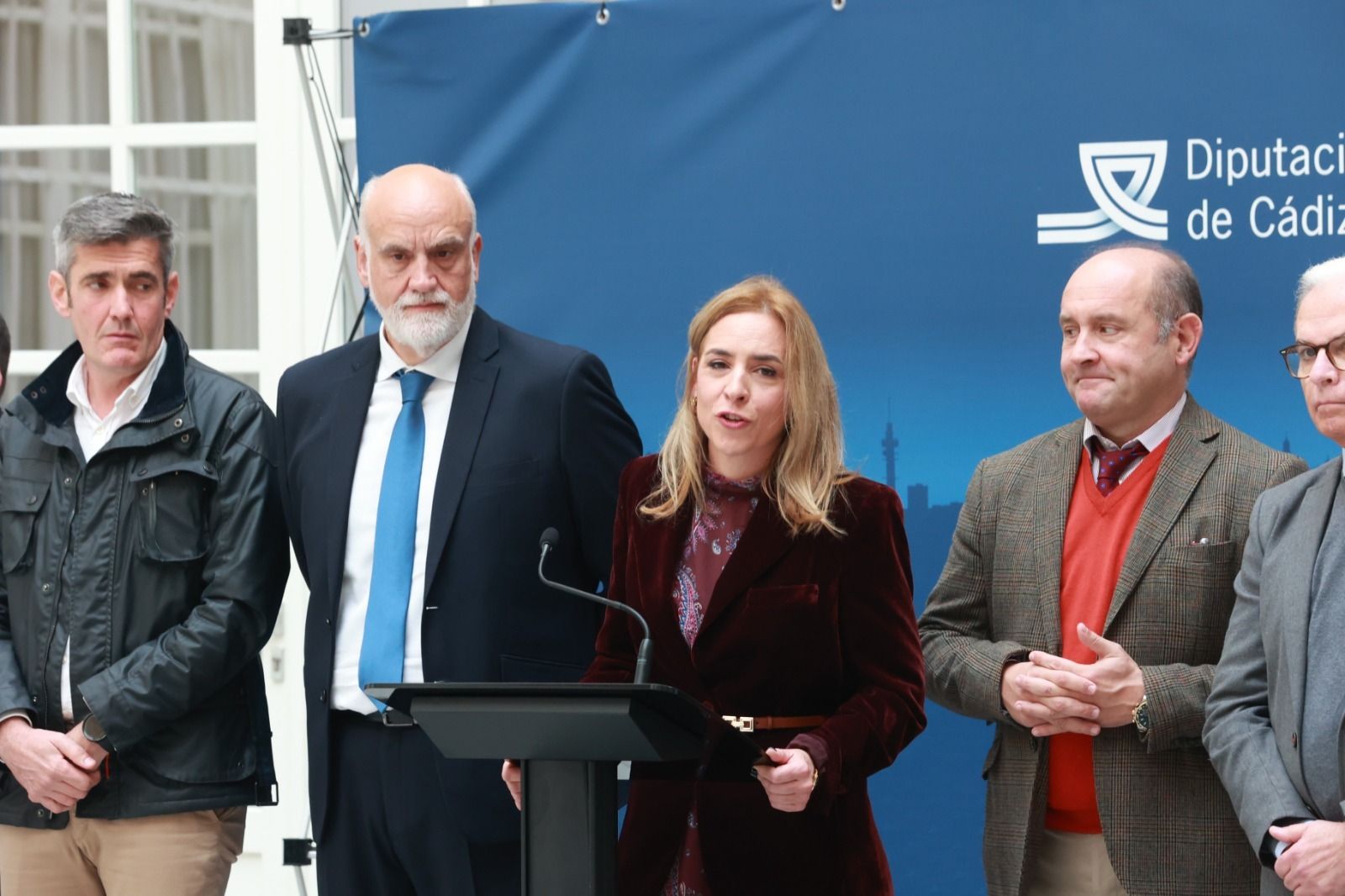 La presidenta de Diputación, con su socios de La Línea 100x100 y Juancho Ortiz en el desayuno navideño.