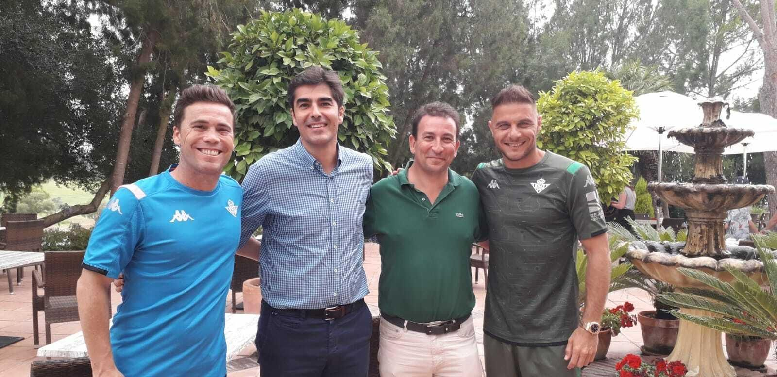 Joaquín posa con Rubi, Ángel Haro y José Miguel López Catalán en la pasada pretemporada en Montecastillo.