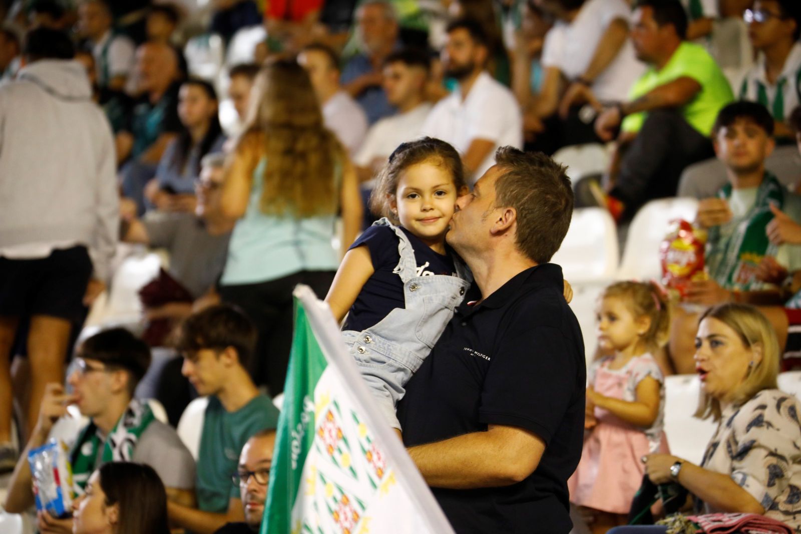 Las imágenes del ambiente en El Arcángel en el Córdoba CF - Linares