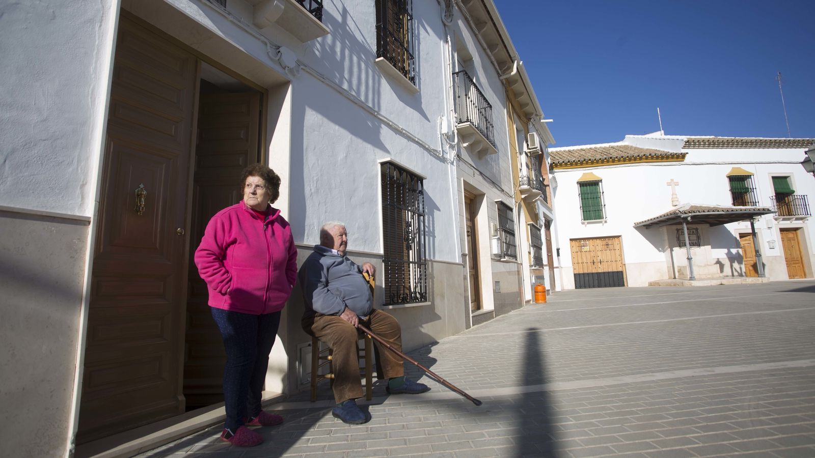 Araceli Marín y Julián Sánchez, en la puerta de su casa, junto al lugar de la detención.