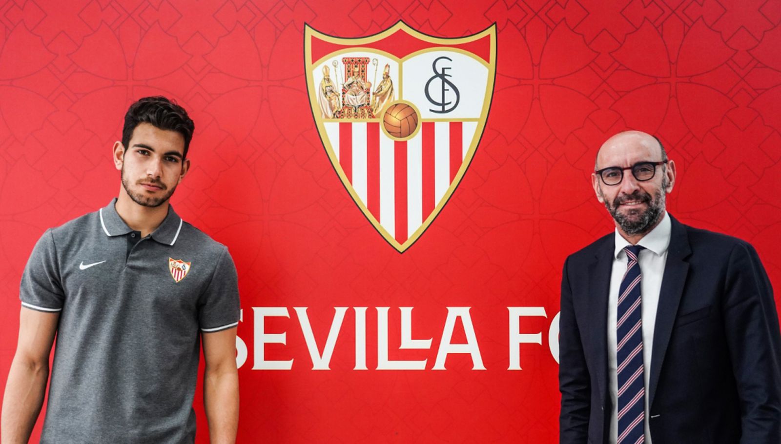 Adrián González, junto a Monchi justo después de renovar su contrato.