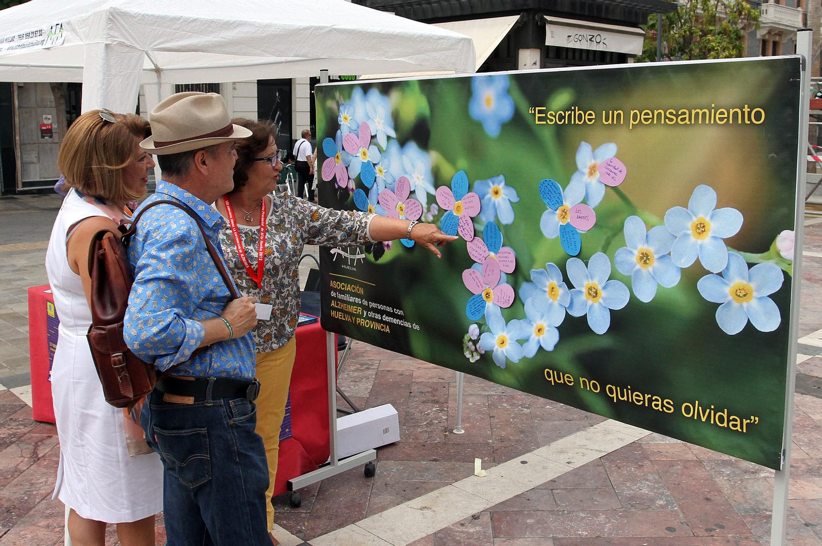 Varias personas asisten a una exposición en la Plaza de las Monjas en el Día Mundial del Alzheimer del pasado año.