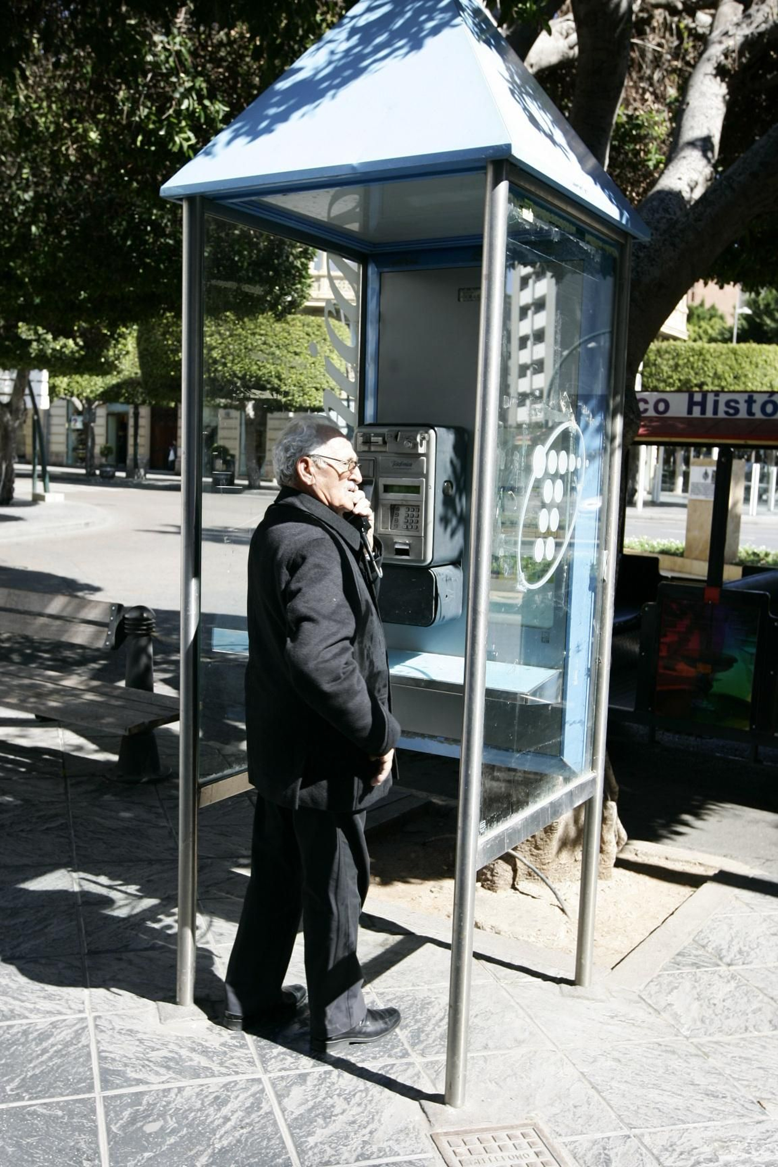 Un señor llama desde la cabina telefónica situada junto a la antigua plaza Circular