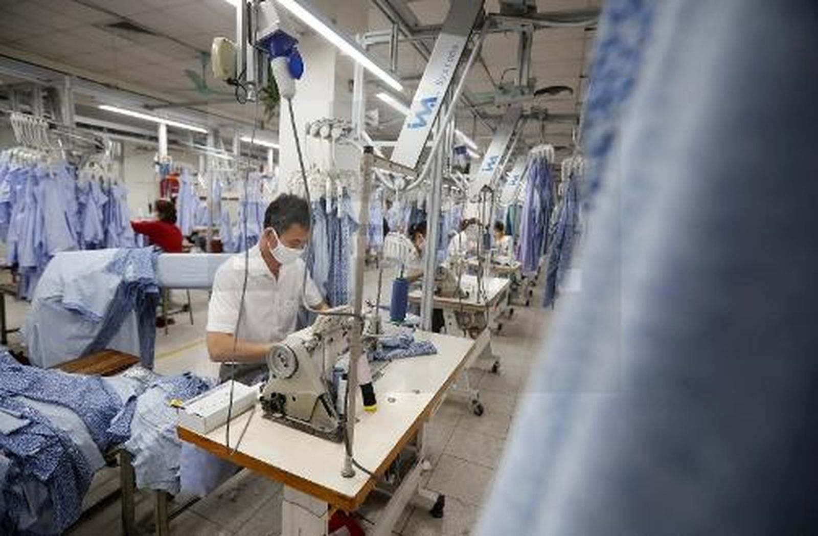 Un trabajador en una fábrica dtextil