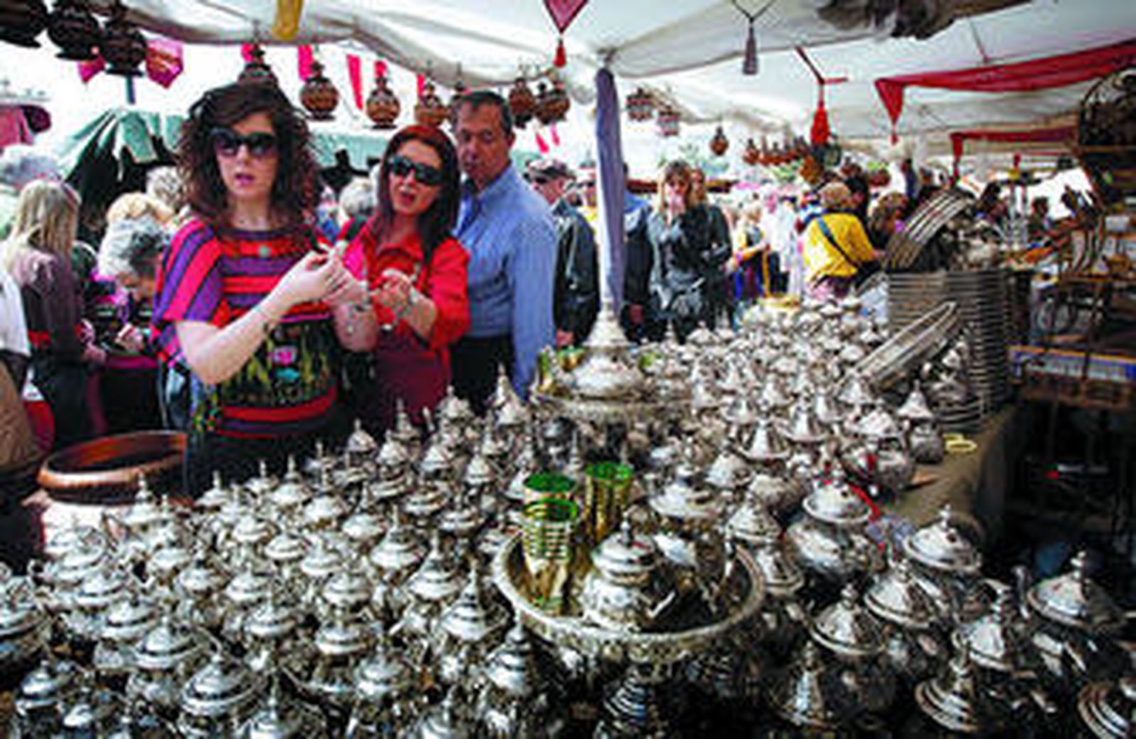 Numeroso público ha acudido a la cita de este novedoso Mercado de 1812 instalado en la plaza de San Antonio.