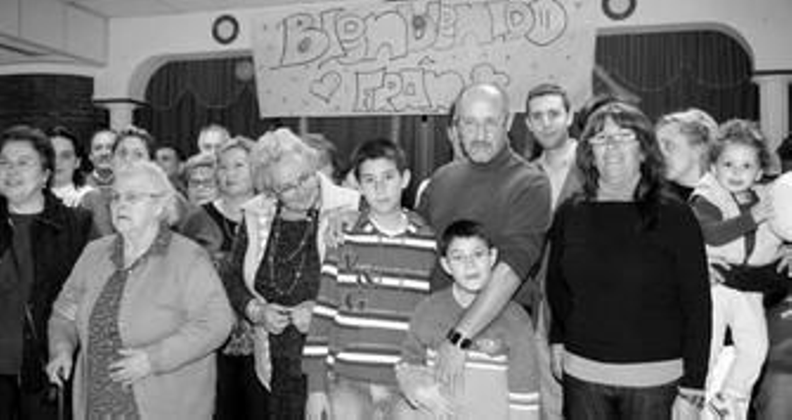 Fran con sus padres, su hermano Toni y vecinos en la fiesta de bienvenida que le dieron ayer en la asociación de vecinos de Torresoto e Hijuela de las Coles. Fran con sus padres, su hermano Toni y vecinos en la fiesta de bienvenida que le dieron ayer en la asociación de vecinos de Torresoto e Hijuela de las Coles.