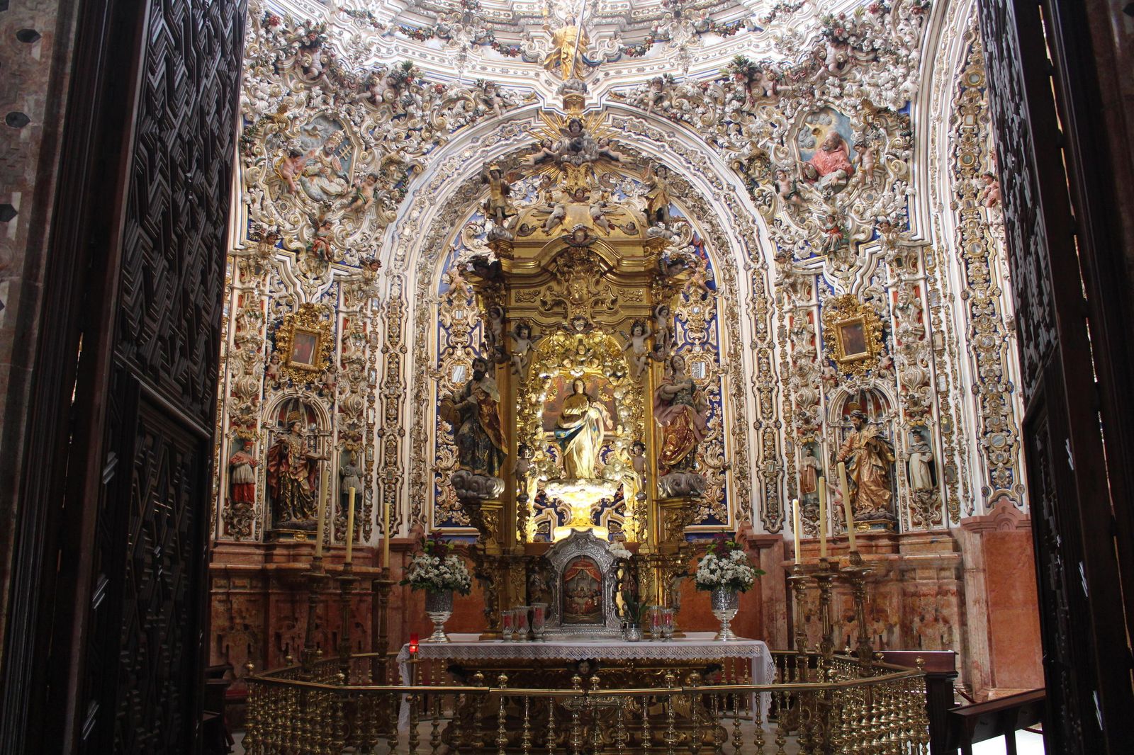 La capilla del Sagrario de la parroquia de San  Mateo, obra de Leonardo Antonio de Castro.