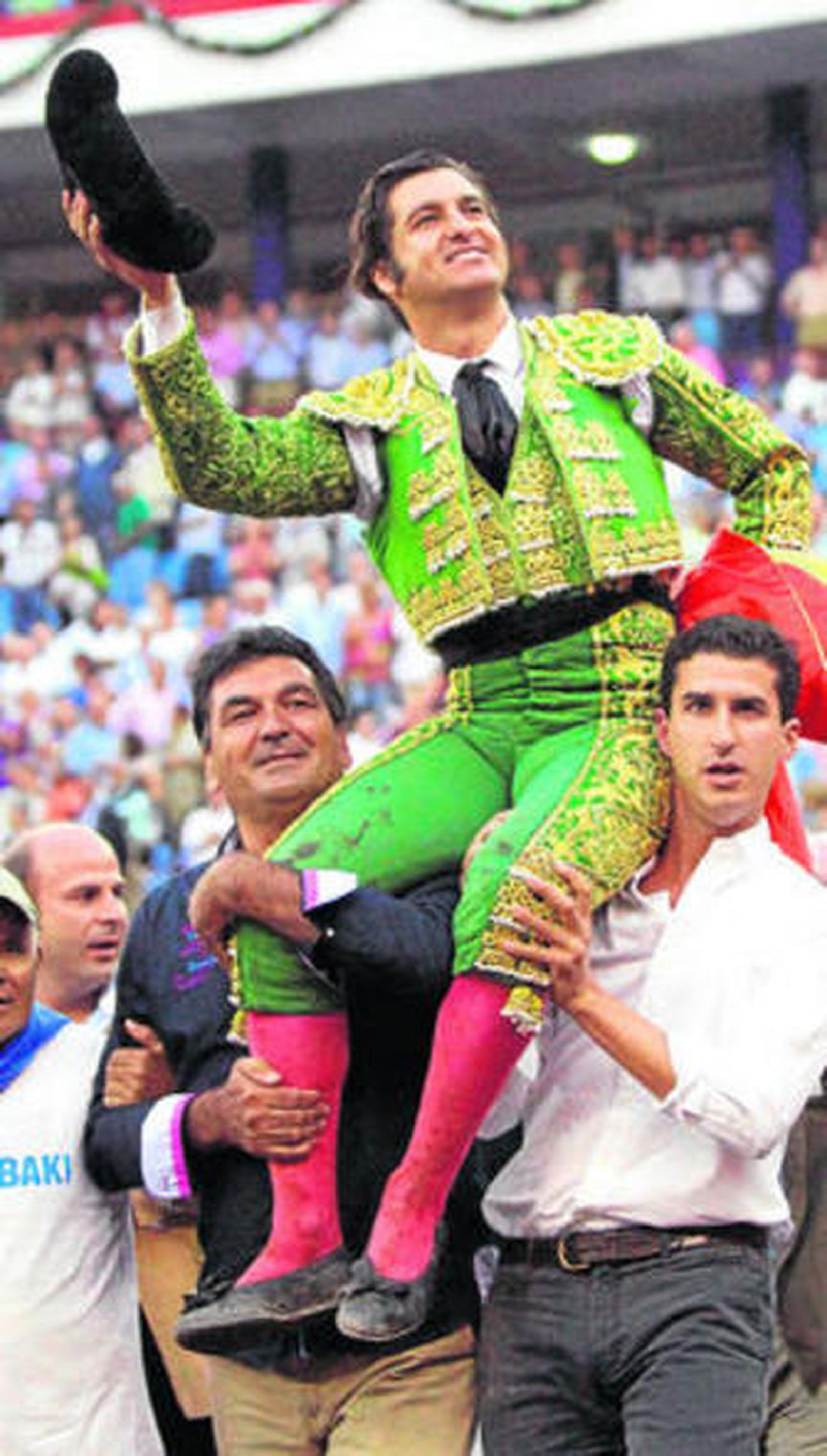 Morante, en su salida a hombros de la plaza de toros de Bilbao.