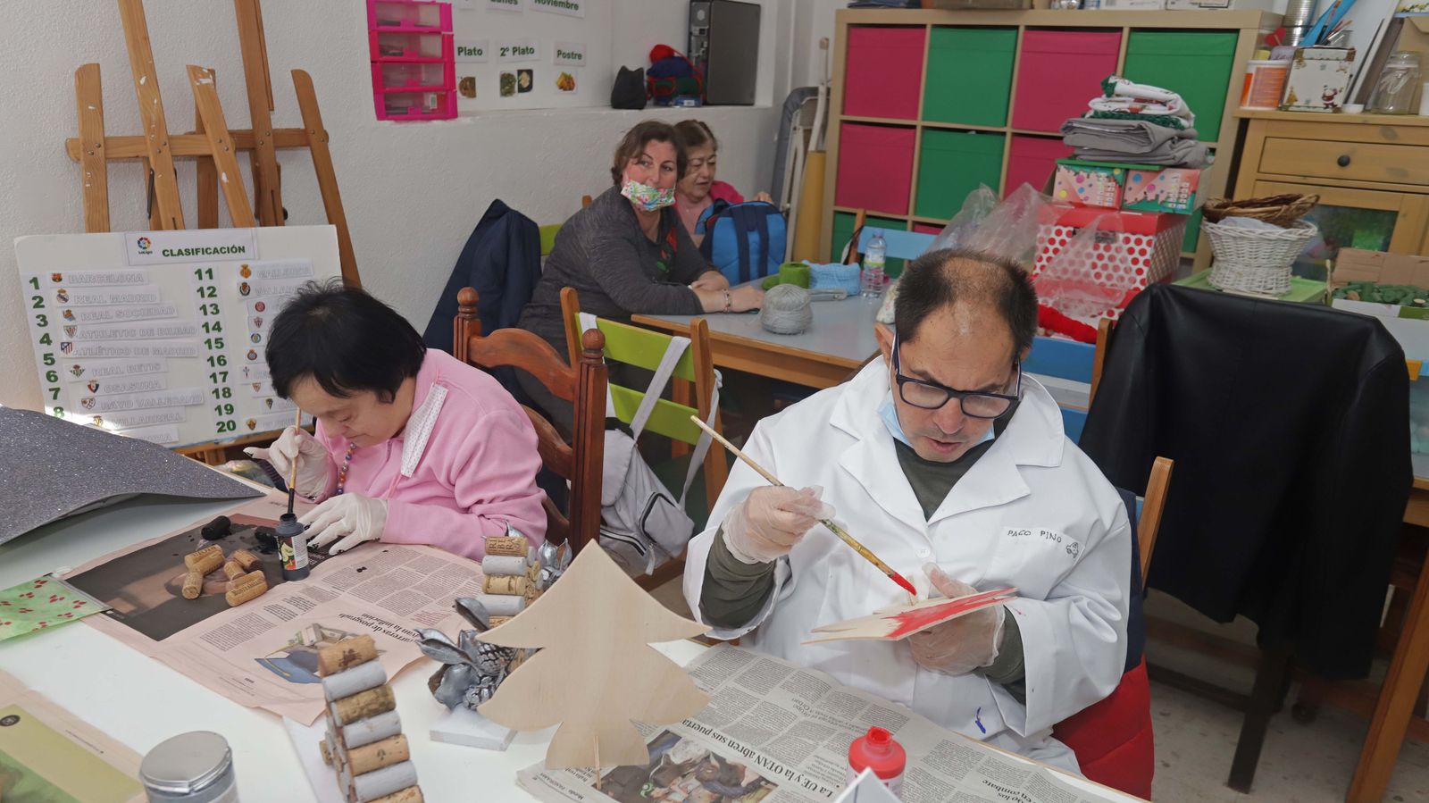 Venta de productos navideños solidarios de Apadis en Algeciras