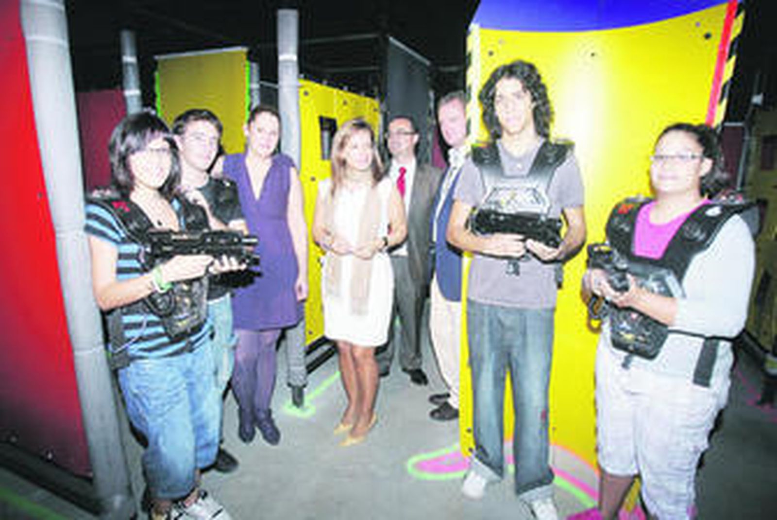 La alcaldesa ayer visitando las nuevas instalaciones de Laser Space.