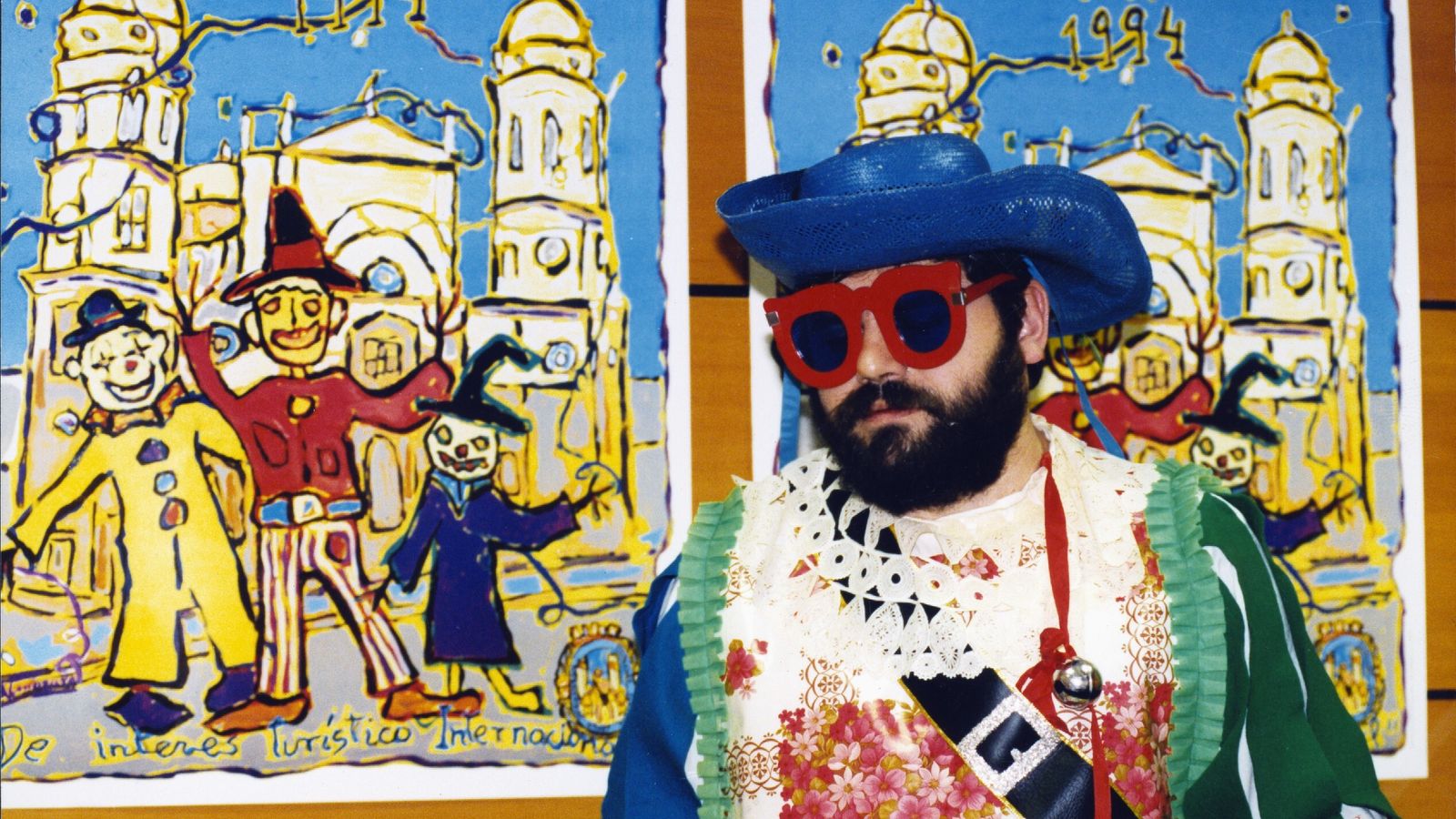 Miguel Durán, pregonero del Carnaval 1994, con el disfraz de 'Los cegatos con botas'.