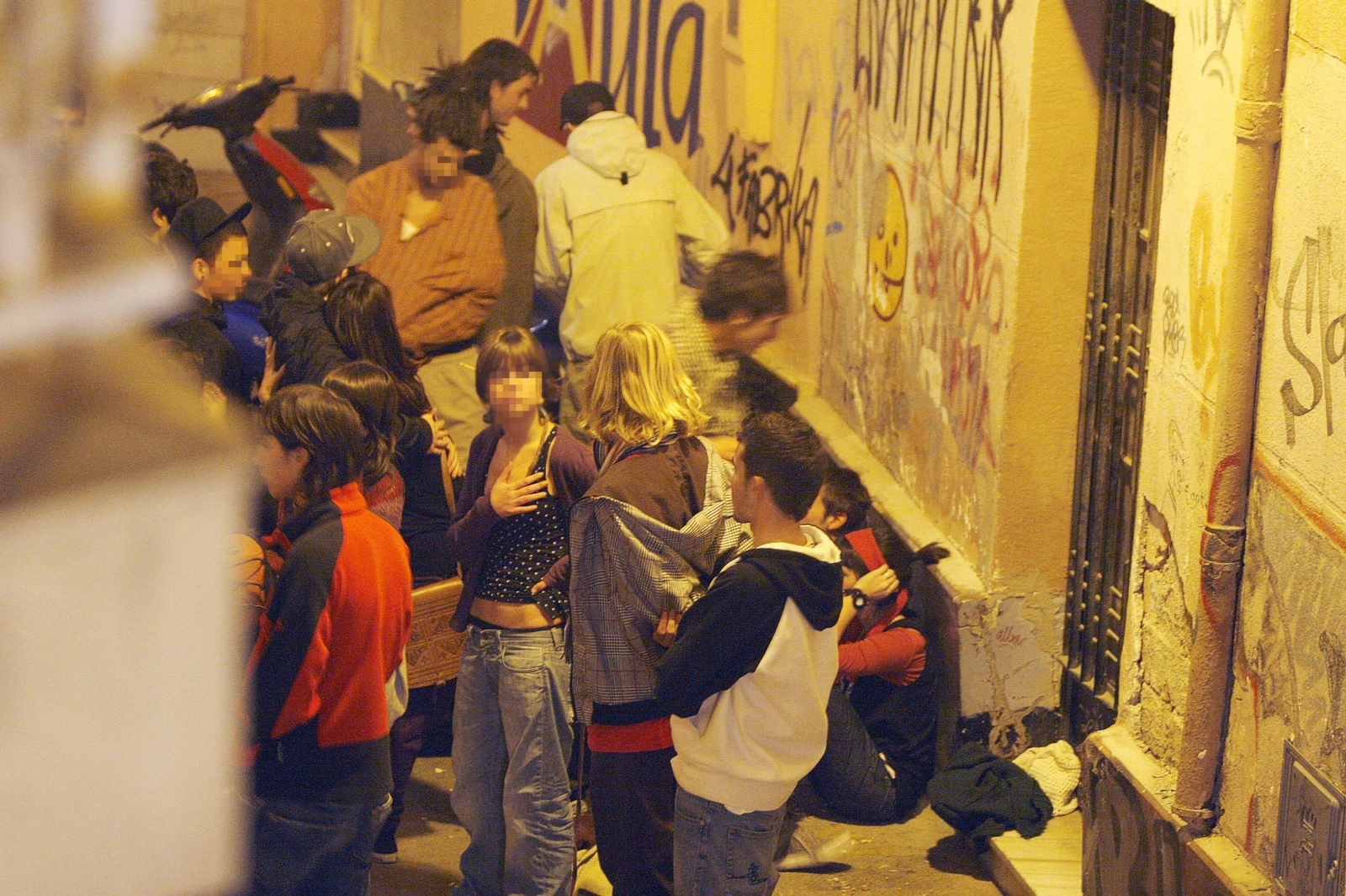 Concentración de jóvenes en una calle peatonal de la zona de marcha un sábado por la noche.