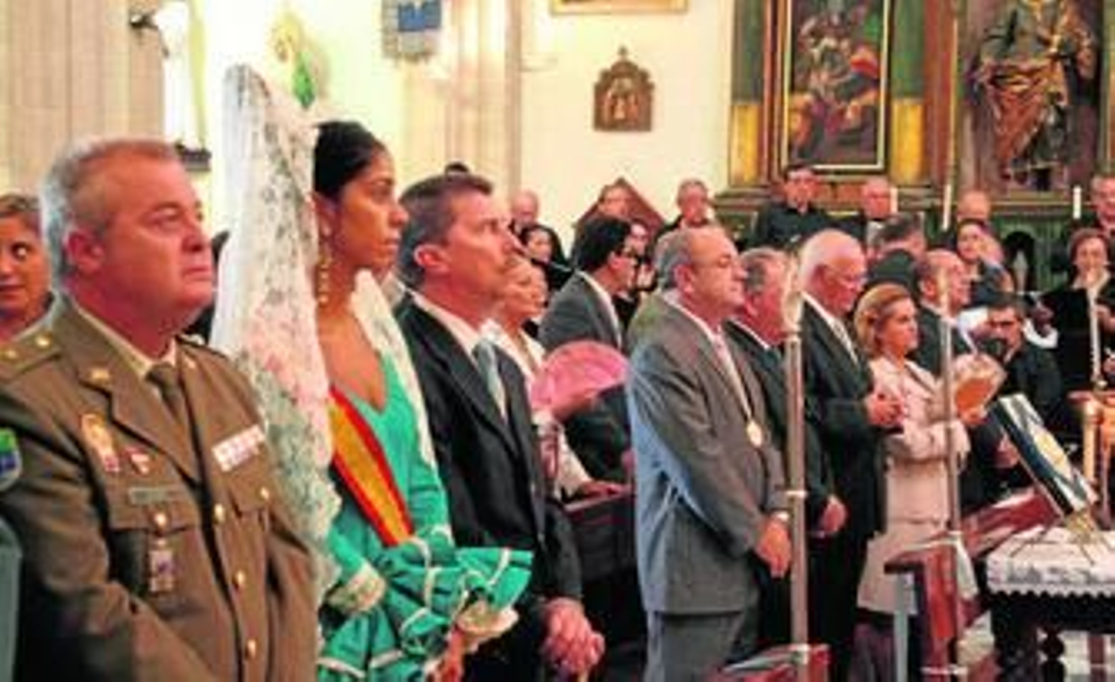 El alcalde, junto a otras autoridades civiles y militares, durante el oficio religioso de renovación del voto a la Virgen de la Luz, ayer por la mañana.