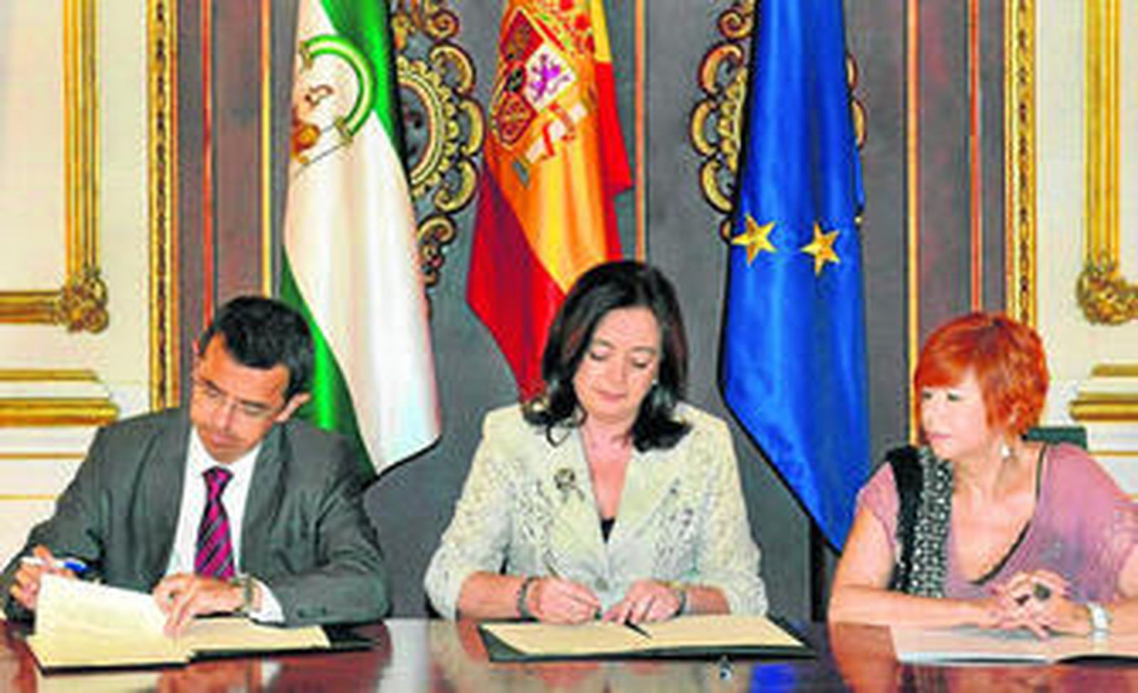 El director de RTVA, Pablo Carrasco, junto a Mar Moreno y Francisca Pleguezuelos.