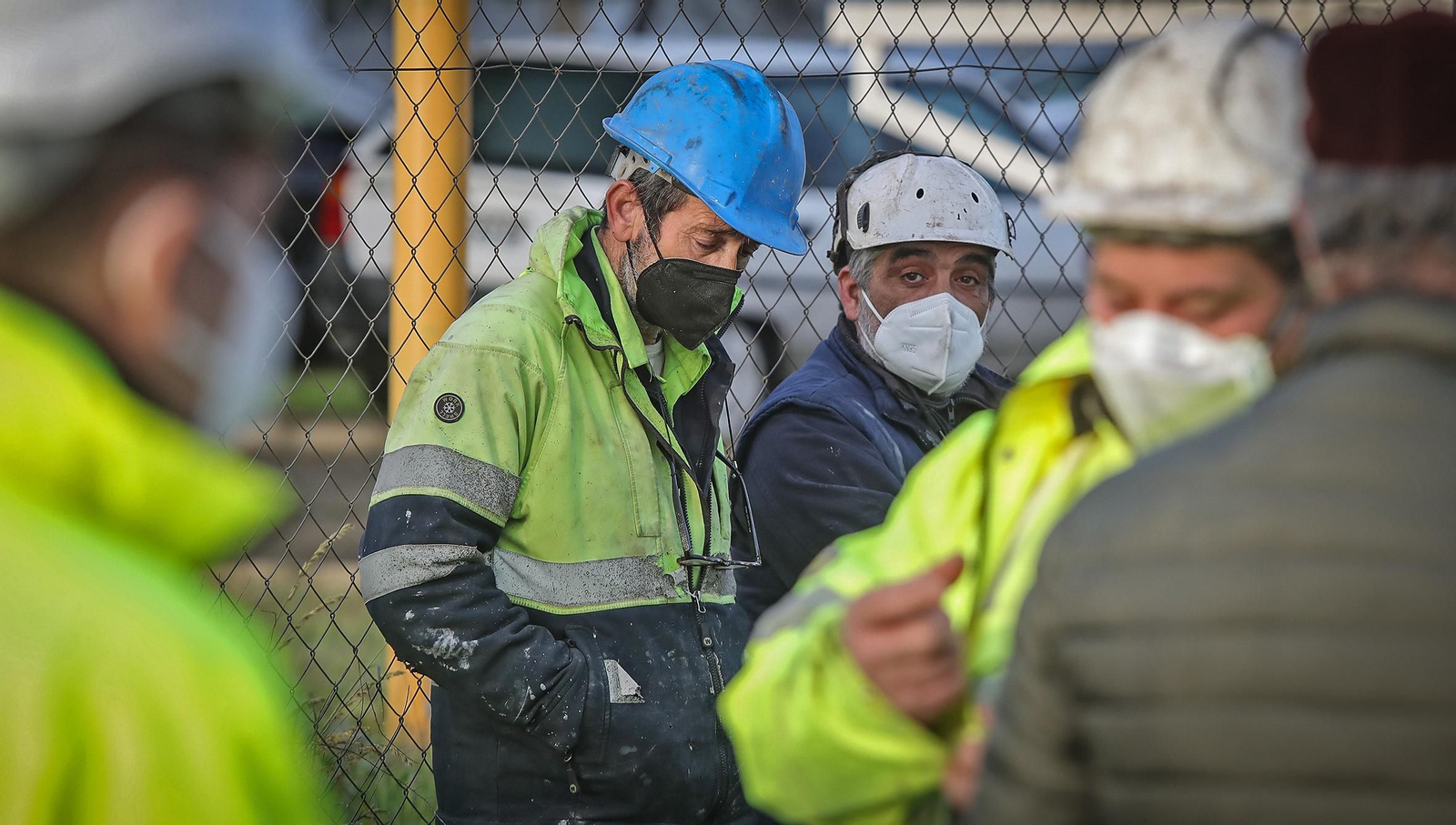 Trabajadores de la cementera Holcim se concentran en la entrada de la planta de Jerez