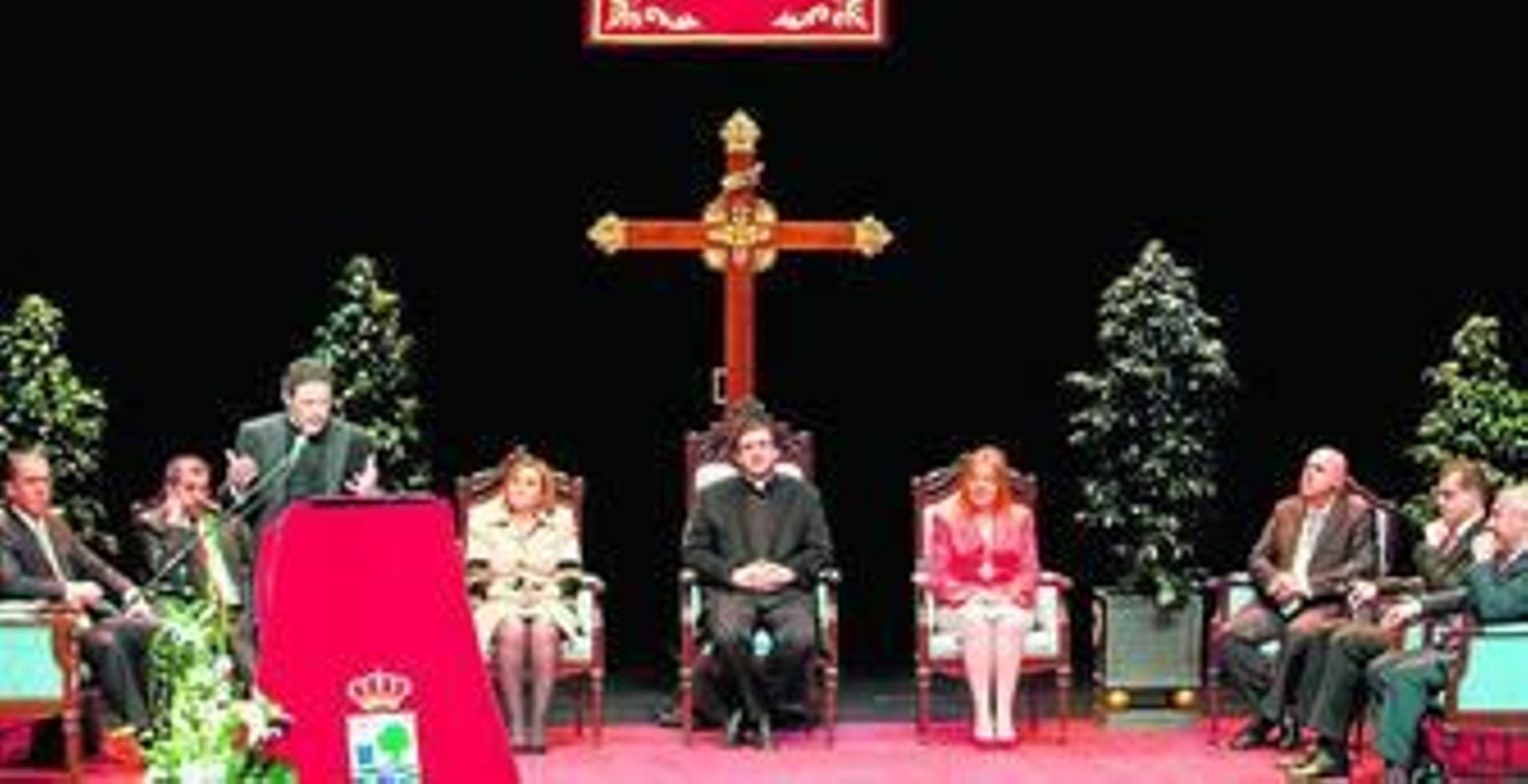 1. El cura José Manuel Barral volvió a Isla Cristina, de donde fue párroco, para pronunciar el pregón de la Semana Santa que logró captar la atención del público que siguió emocionado sus palabras. 2. Carmen Romero, pregonera de Aracena. 3. Antonio Padilla, pregonero de Rociana del Condado. 4. En Ayamonte se trasladó al Nazareno desde su capilla hasta la parroquia del Salvador. 5. Juan Luis Martín, pregonero de Gibraleón. 6. Bibiano Oria en Lepe.