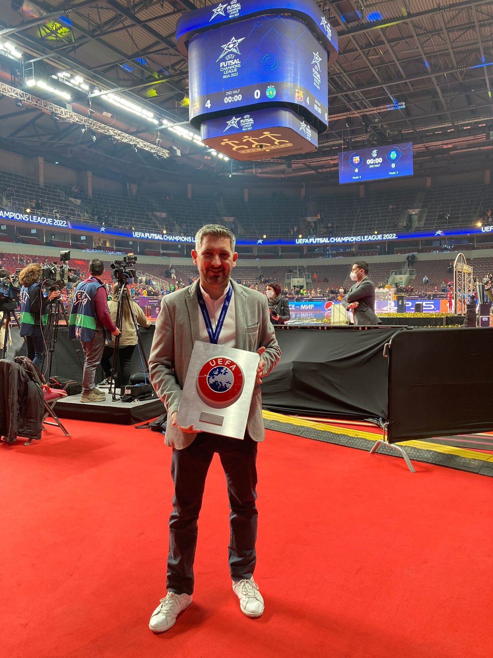 Sergio Mullor con la placa conmemorativa entregada por la UEFA