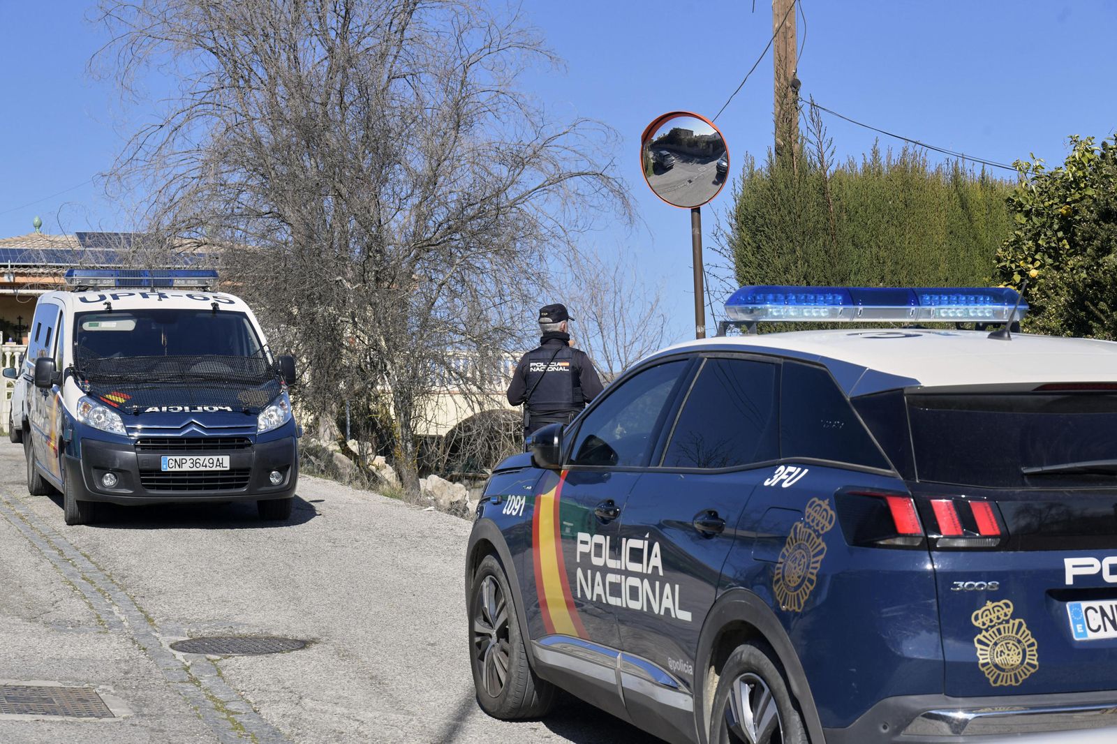Agentes de la Policía Nacional en la zona donde se localizó el cuerpo del bebé, en El Fargue.