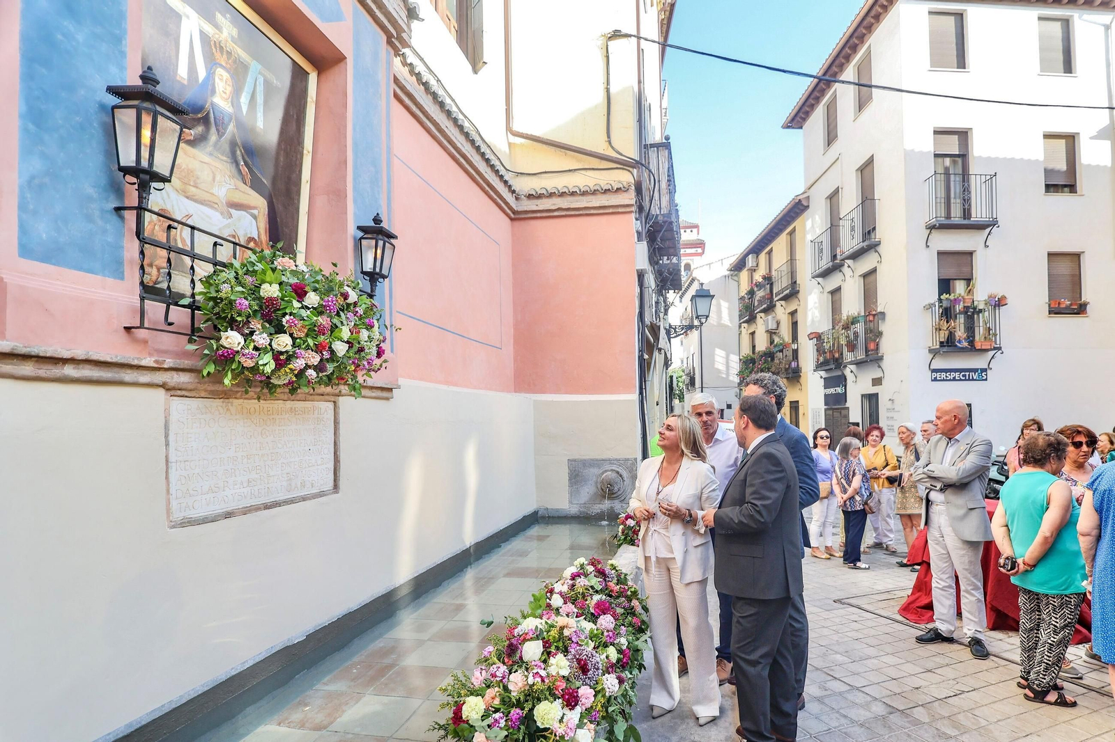 La inauguración del nuevo aspecto del Pilar de la Virgen de las Angustias de Granada, en imágenes