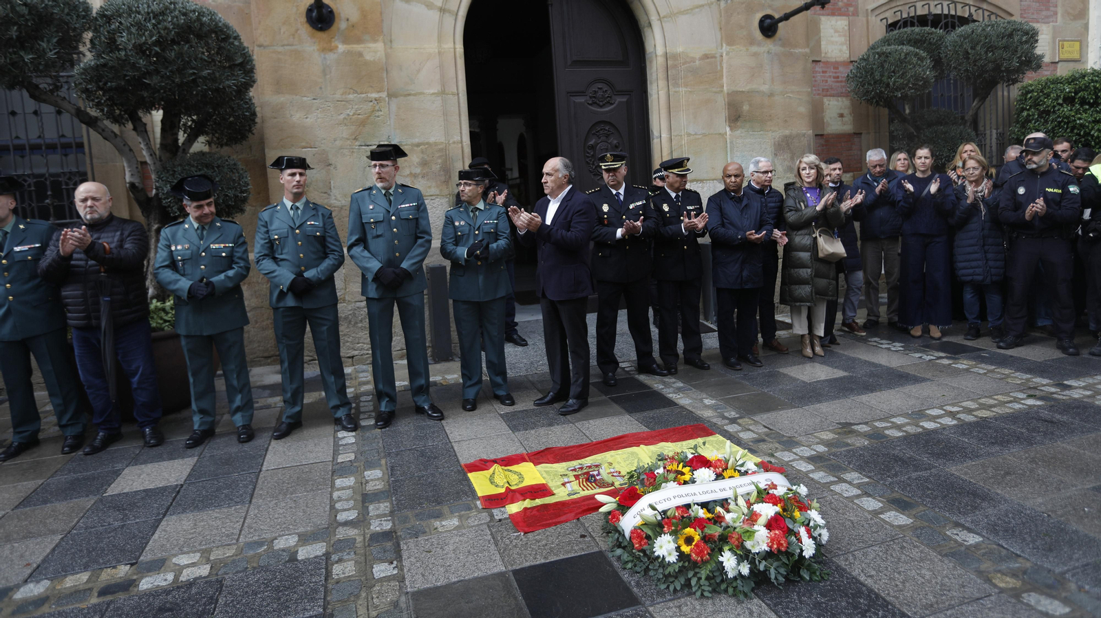 Las fotos de la concentración silenciosa por la muerte de dos guardias civiles en Barbate