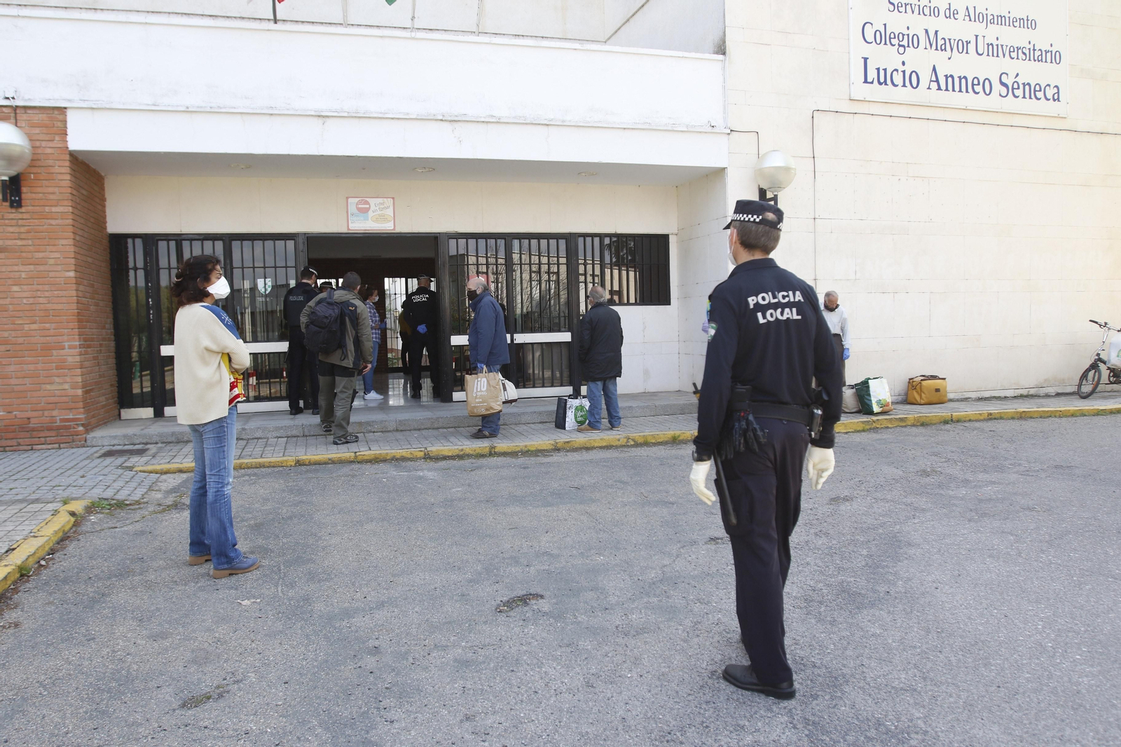 Llegada de las personas sin hogar al colegio mayor Séneca.