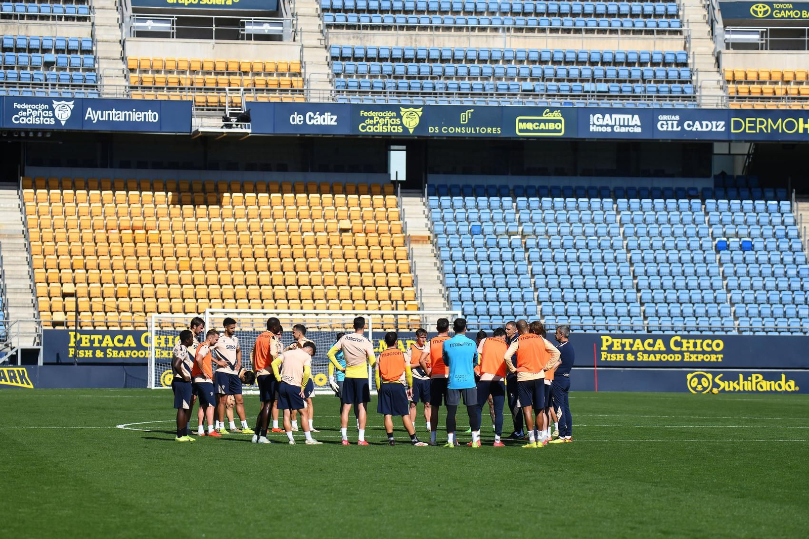 Entrenamiento del plantel en el estadio.