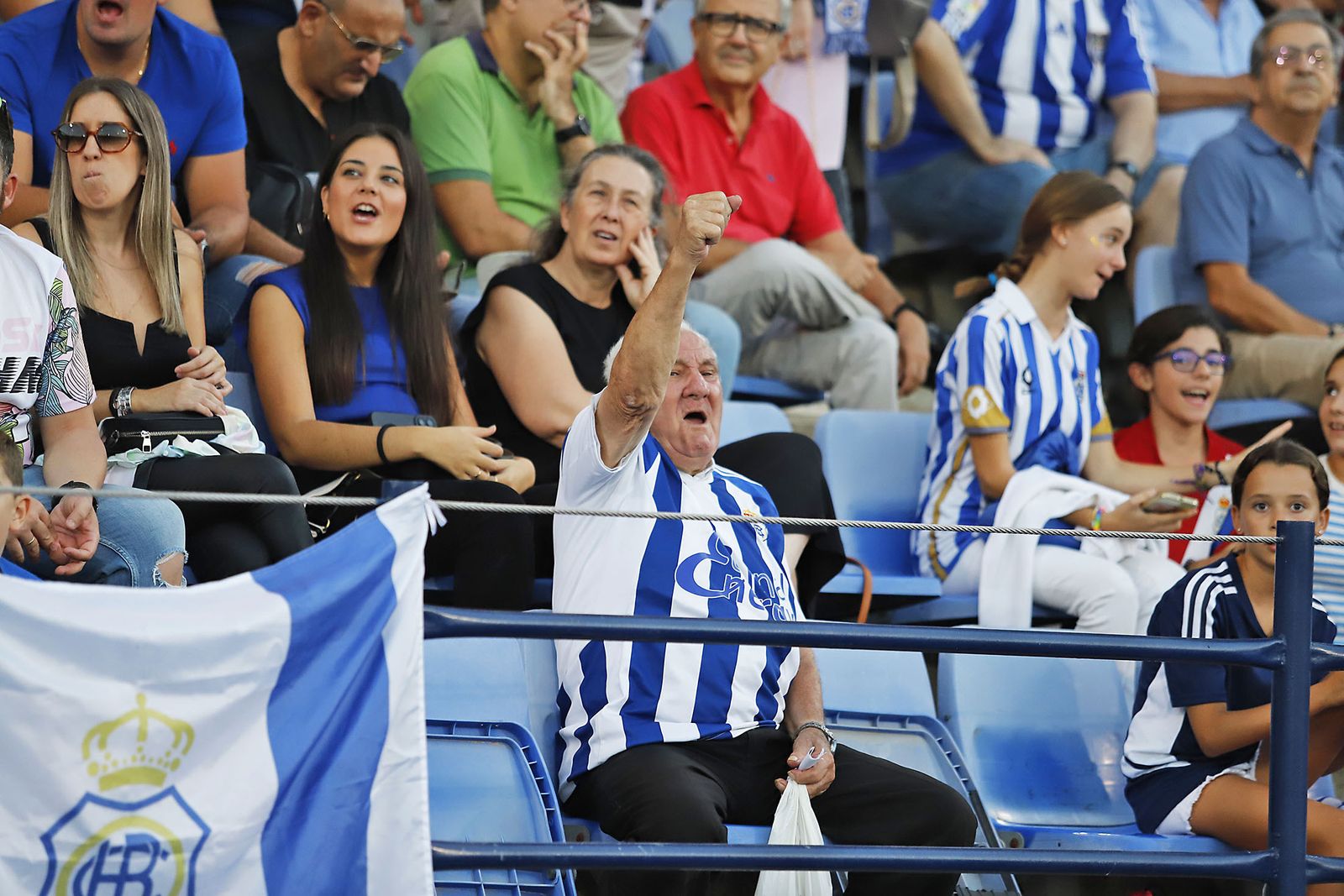 Ambiente en las gradas del Nuevo Colombino en el Recreativo de Huelva y Málaga