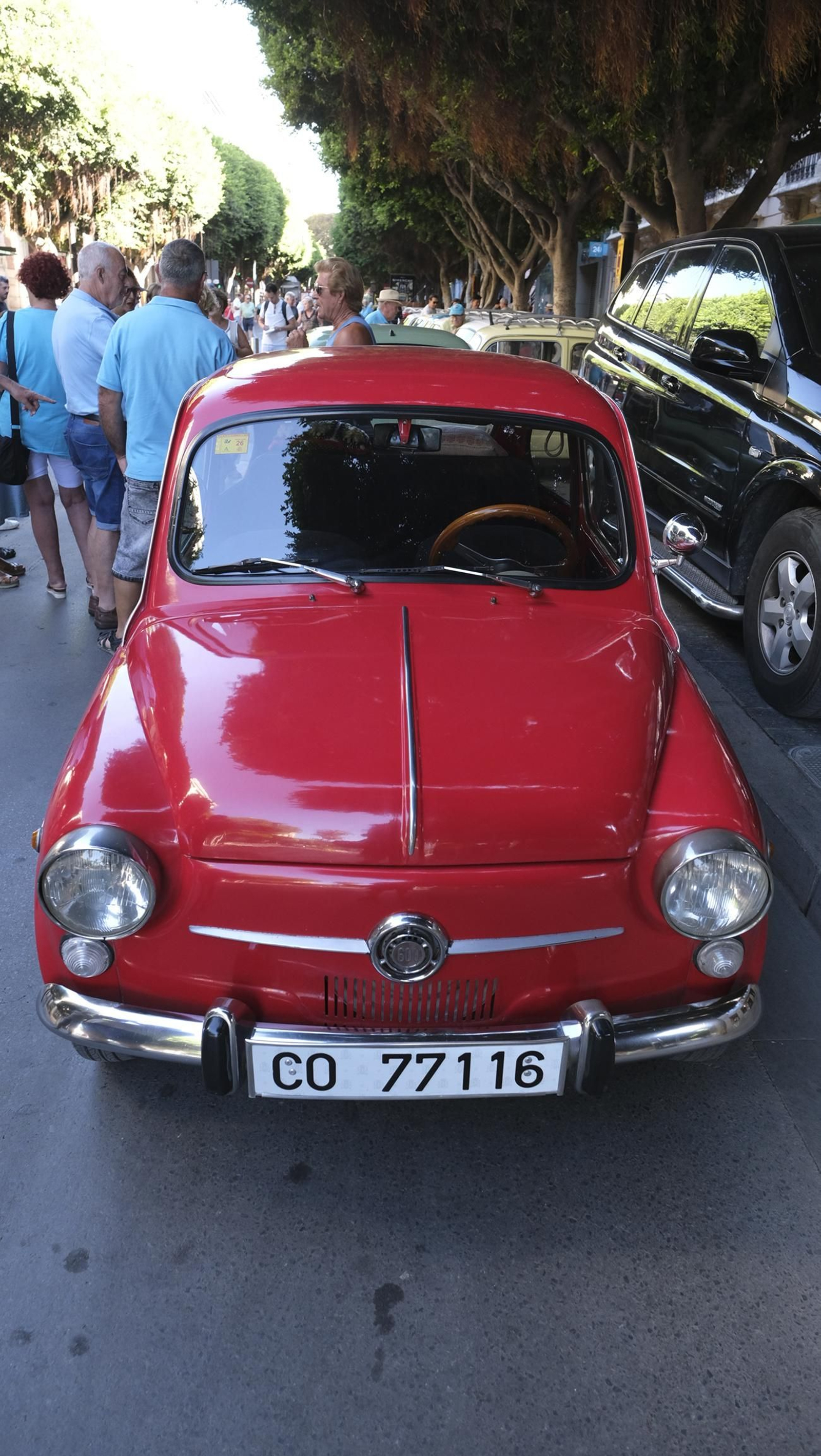 La exposición de Seat 600 y Mini Cooper en la Feria de Almería, en imágenes
