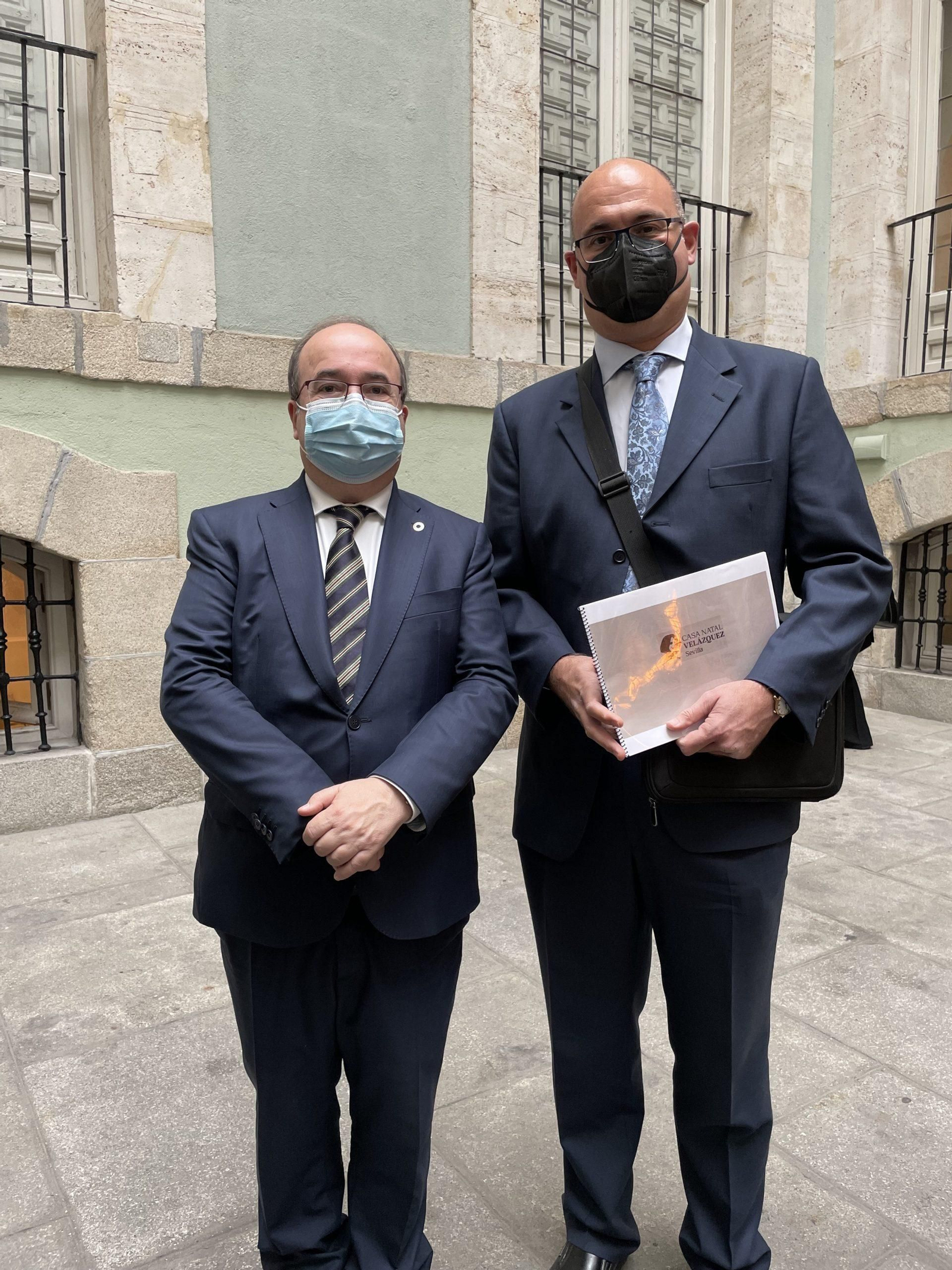 Miquel Iceta junto a Enrique Bocanegra, uno de los responsables de la Casa Natal de Velázquez.